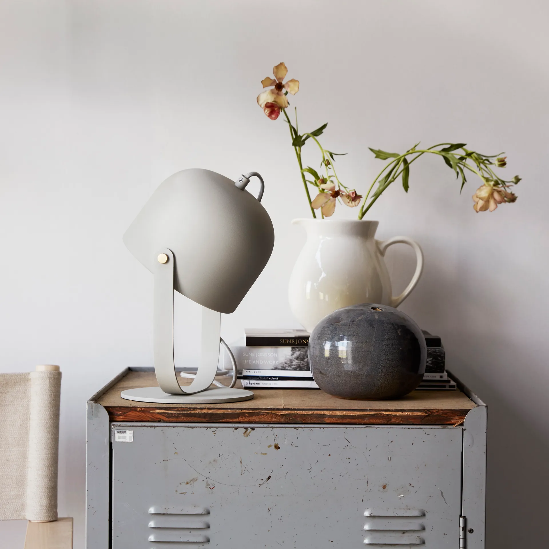 Svejk 18 bordlampe, Beige-messing CO Bankeryd