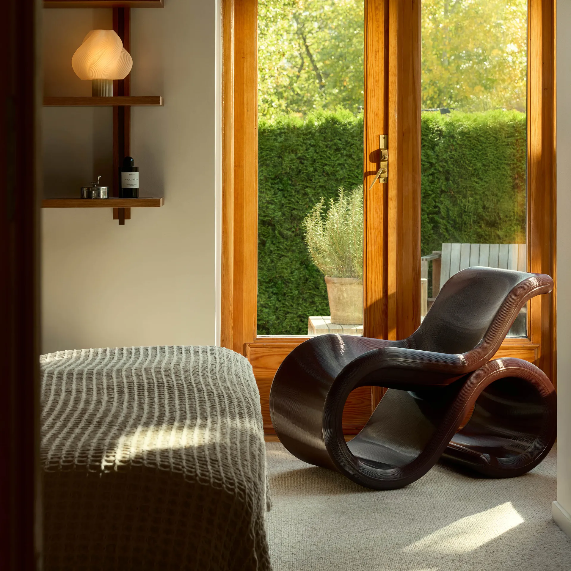 Éclair chair loungestol, Cherry Crème Atelier