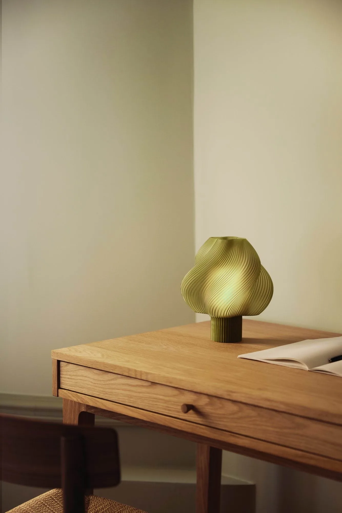 Soft Serve portabel bordlampe, Olive, 23 cm Crème Atelier