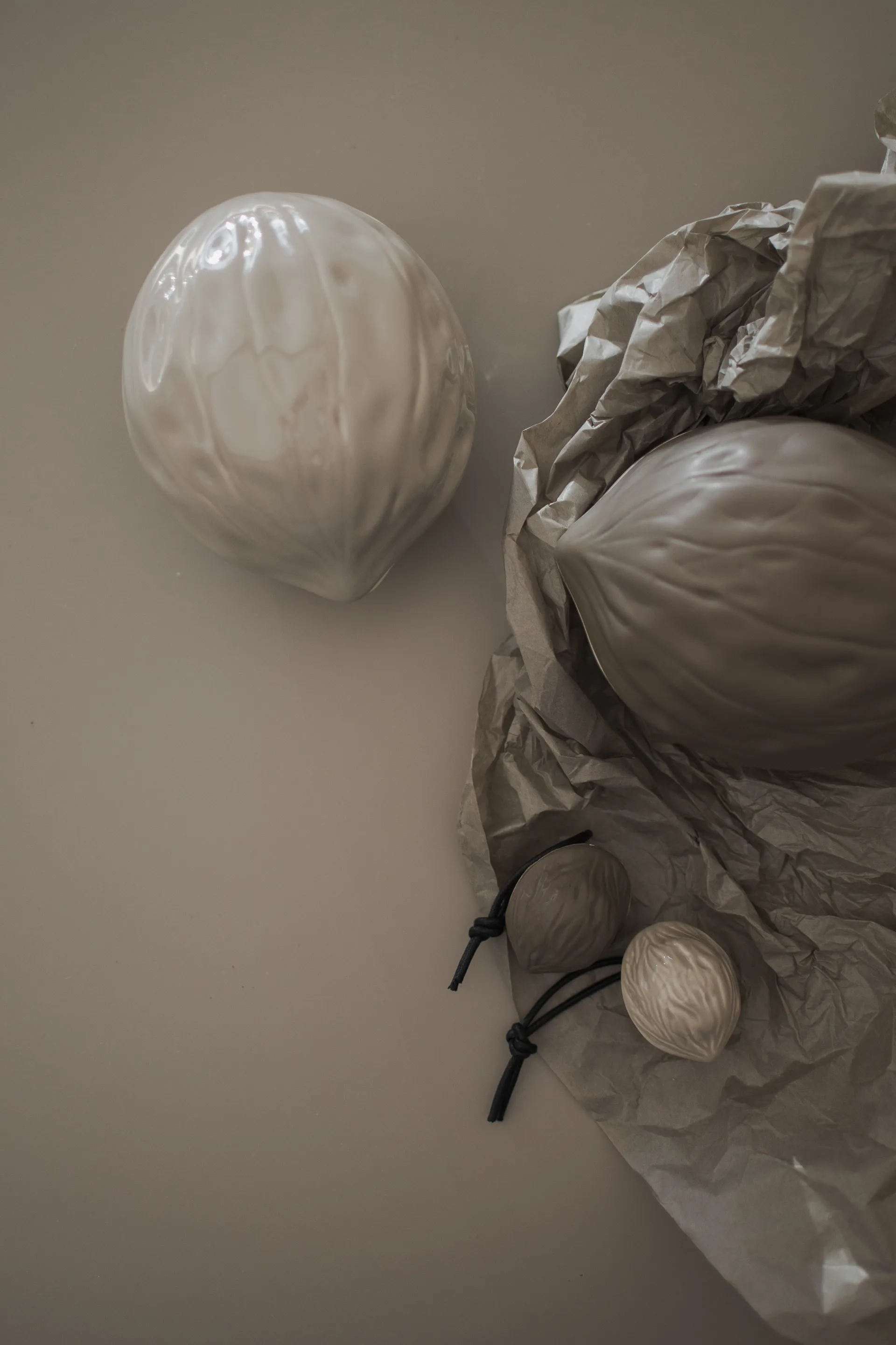 Hanging walnut juletrepynt, Dust DBKD