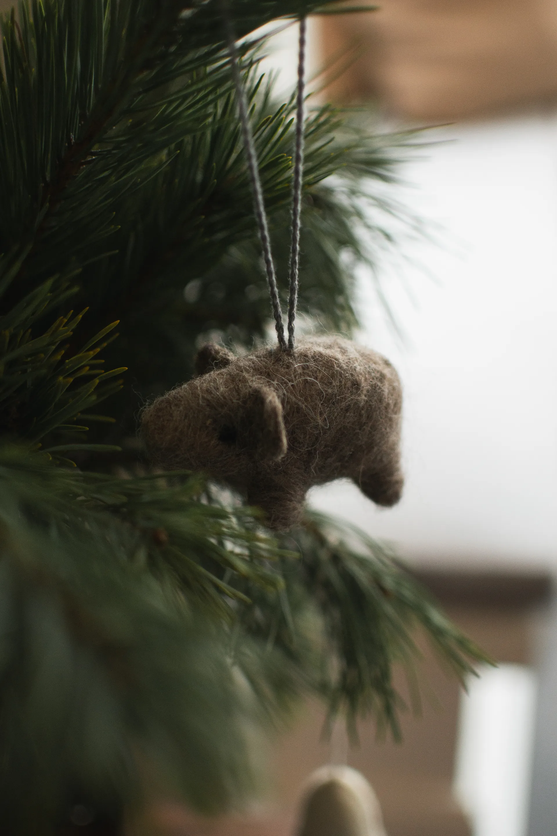 Hengende gris dekorasjonshengende, Beige DBKD