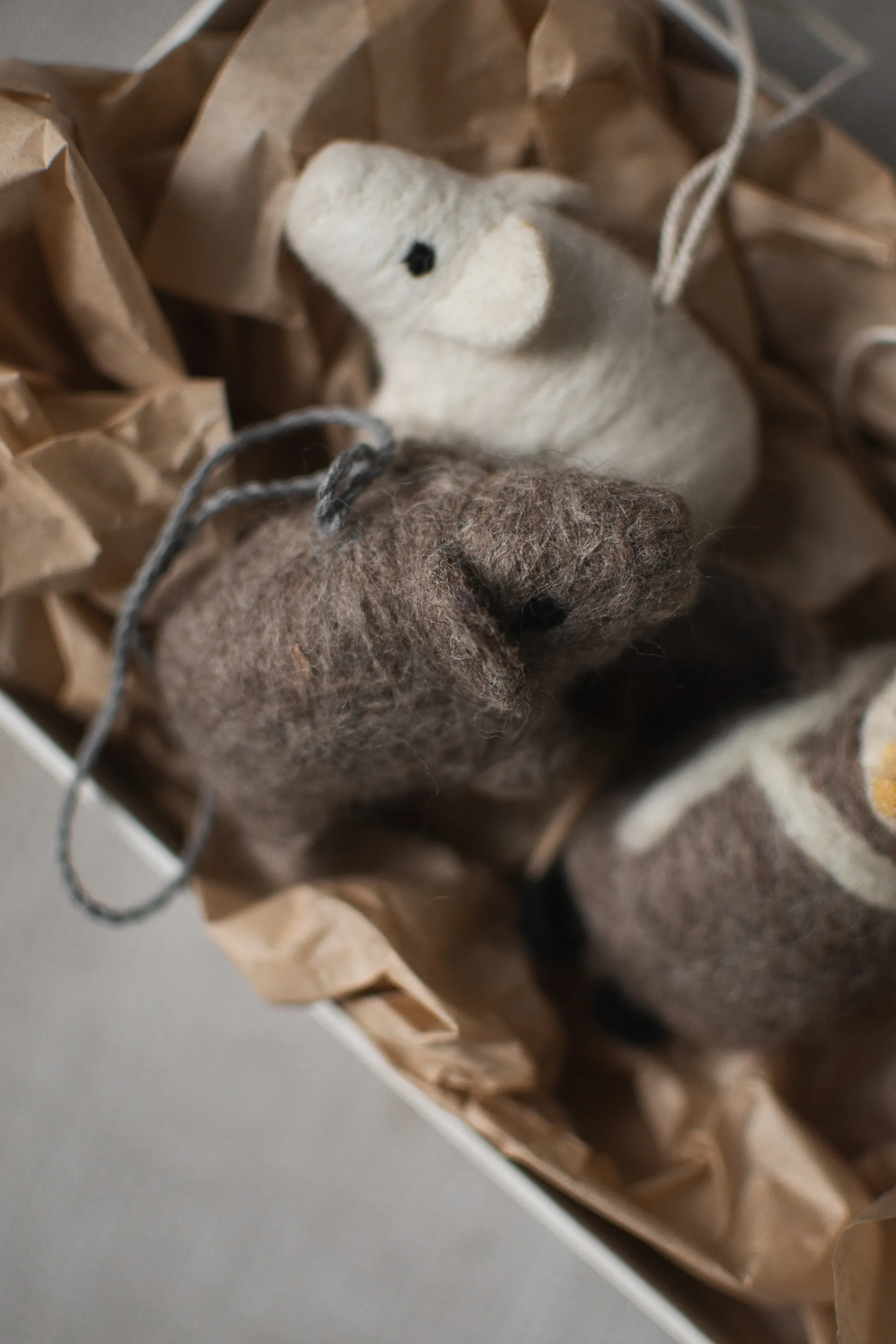 Hengende gris dekorasjonshengende, Beige DBKD