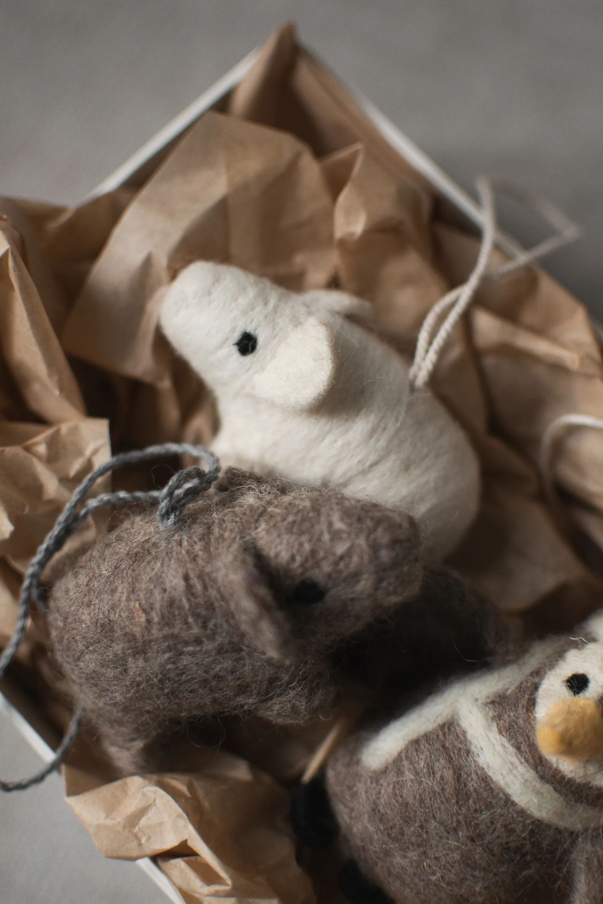 Hengende gris dekorasjonshengende, White DBKD