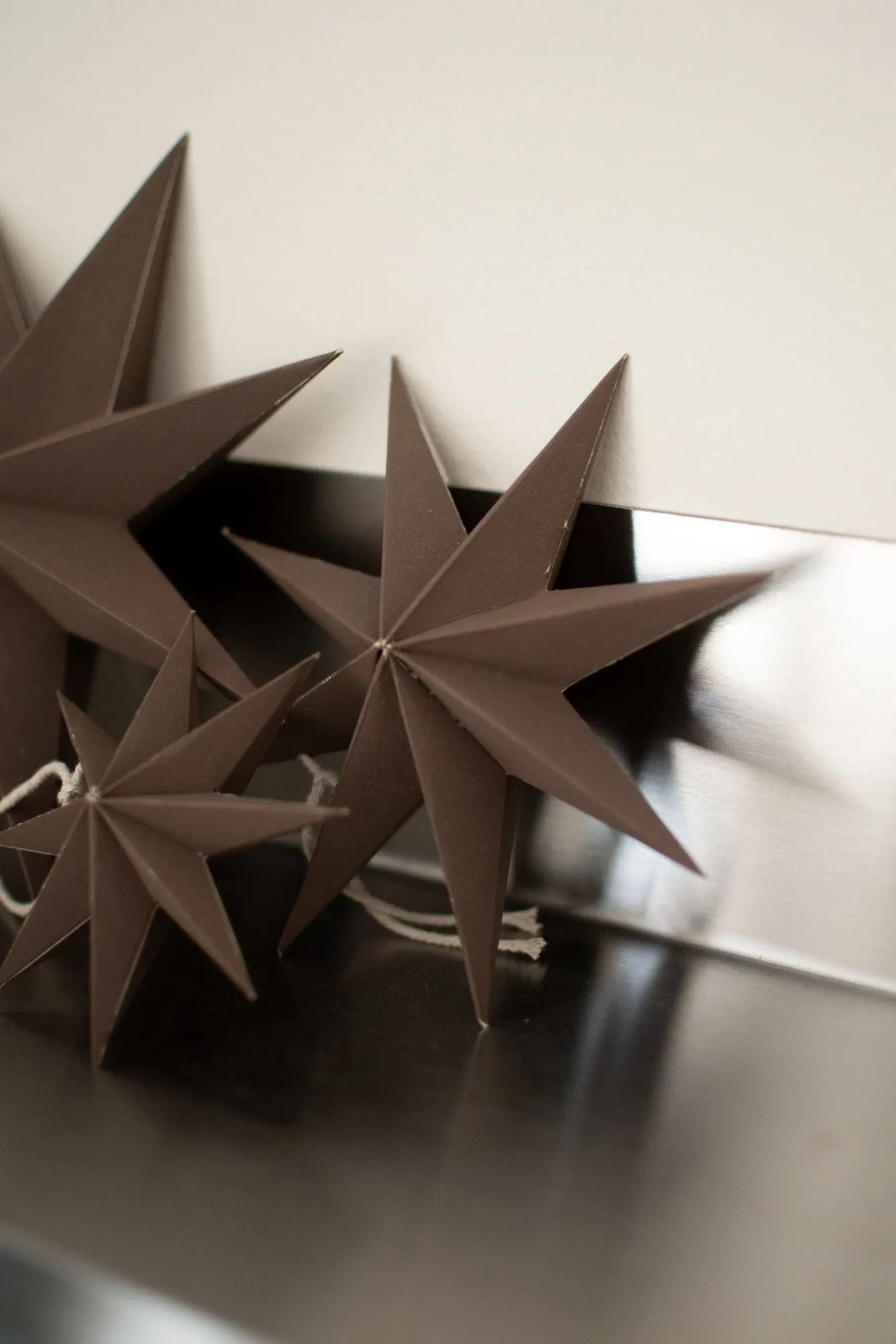 Paper winter star dekorasjonshengel, Brown, medium, Ø14 cm DBKD