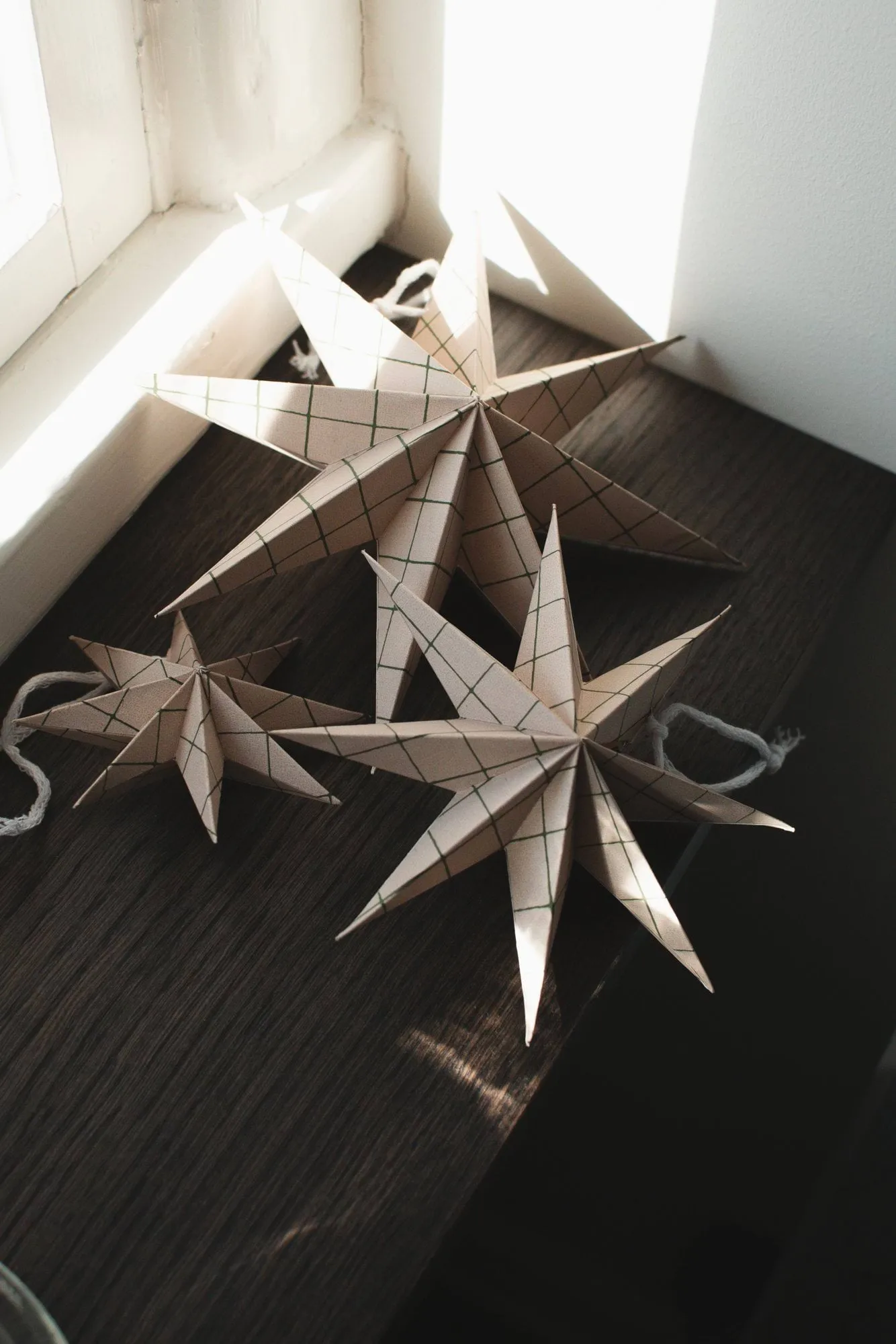 Paper winter star dekorasjonshengel, Square sand, medium, Ø14 cm DBKD