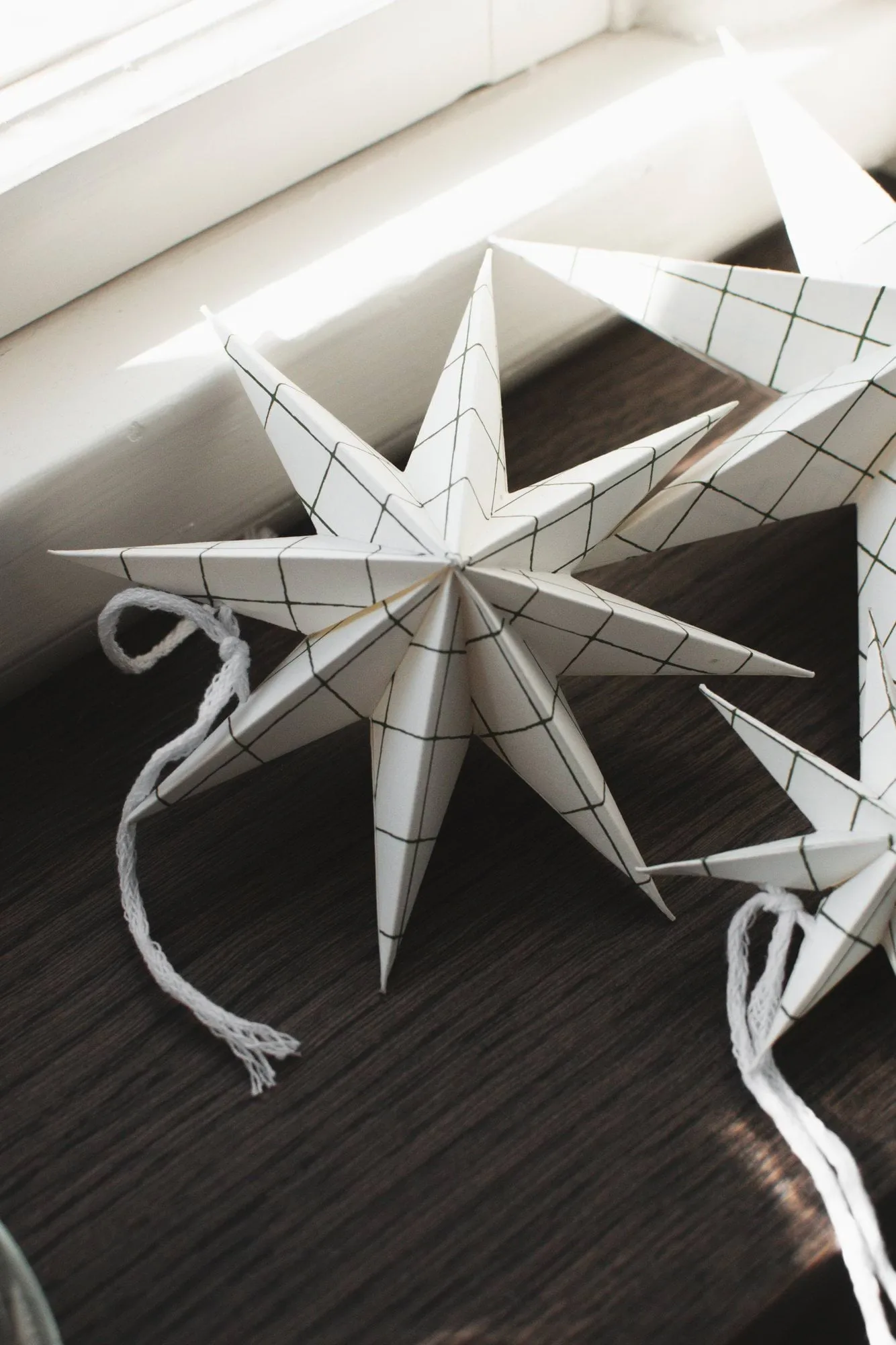 Paper winter star dekorasjonshengel, Square white, medium, Ø14 cm DBKD