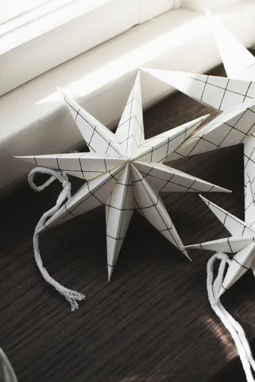 Paper winter star dekorasjonshengel - Square white, medium, Ø14 cm - DBKD