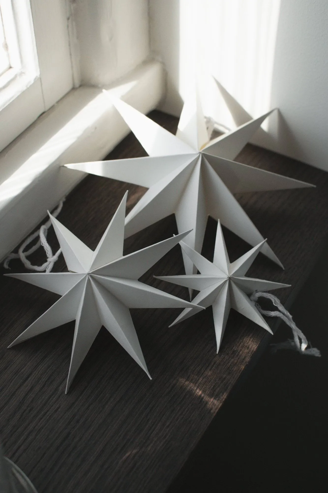 Paper winter star dekorasjonshengel, White, medium, Ø14 cm DBKD
