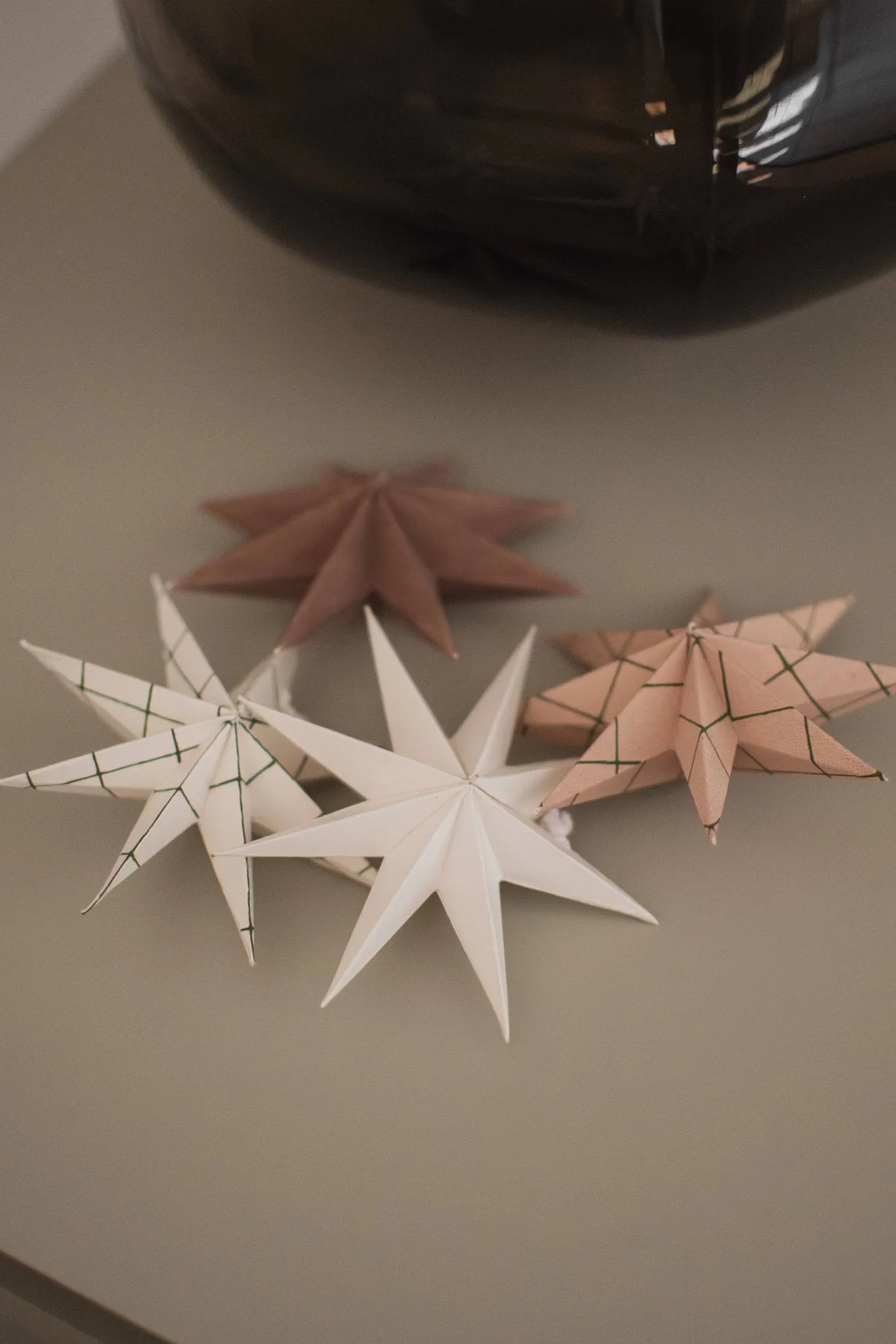 Paper winter star dekorasjonshengel, White, small, Ø9 cm DBKD