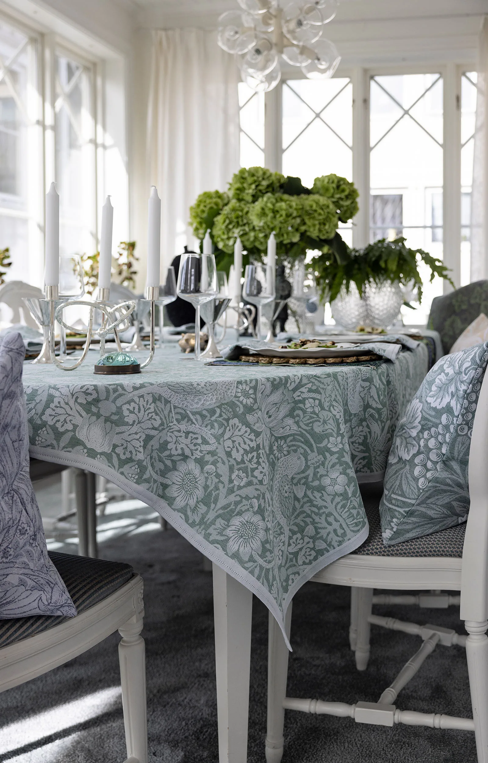 Strawberry Thief duk 150x250 cm, Grønn Ekelund Linneväveri