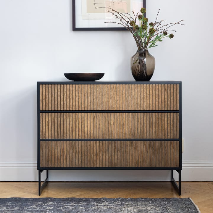 Line kommode, walnut/black, 3 skuffer, svarte metallben Englesson