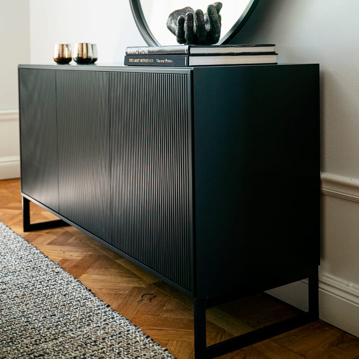 Line skjenk, black, 2 dører+1 hylle svarte metallben Englesson