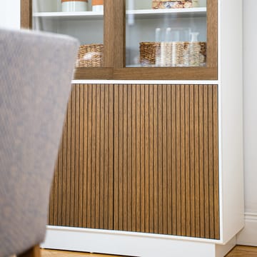 Line vitrineskap - walnut/white, 2+2dører+3+1hylle, sokkel - Englesson