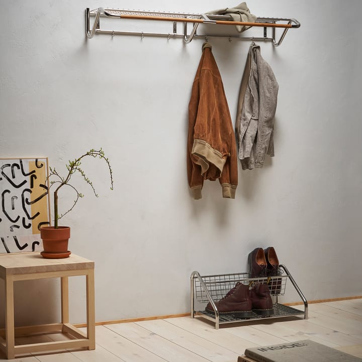 Funk hattehylle, Rustfritt stål, oljet eikerundstav. Essem Design