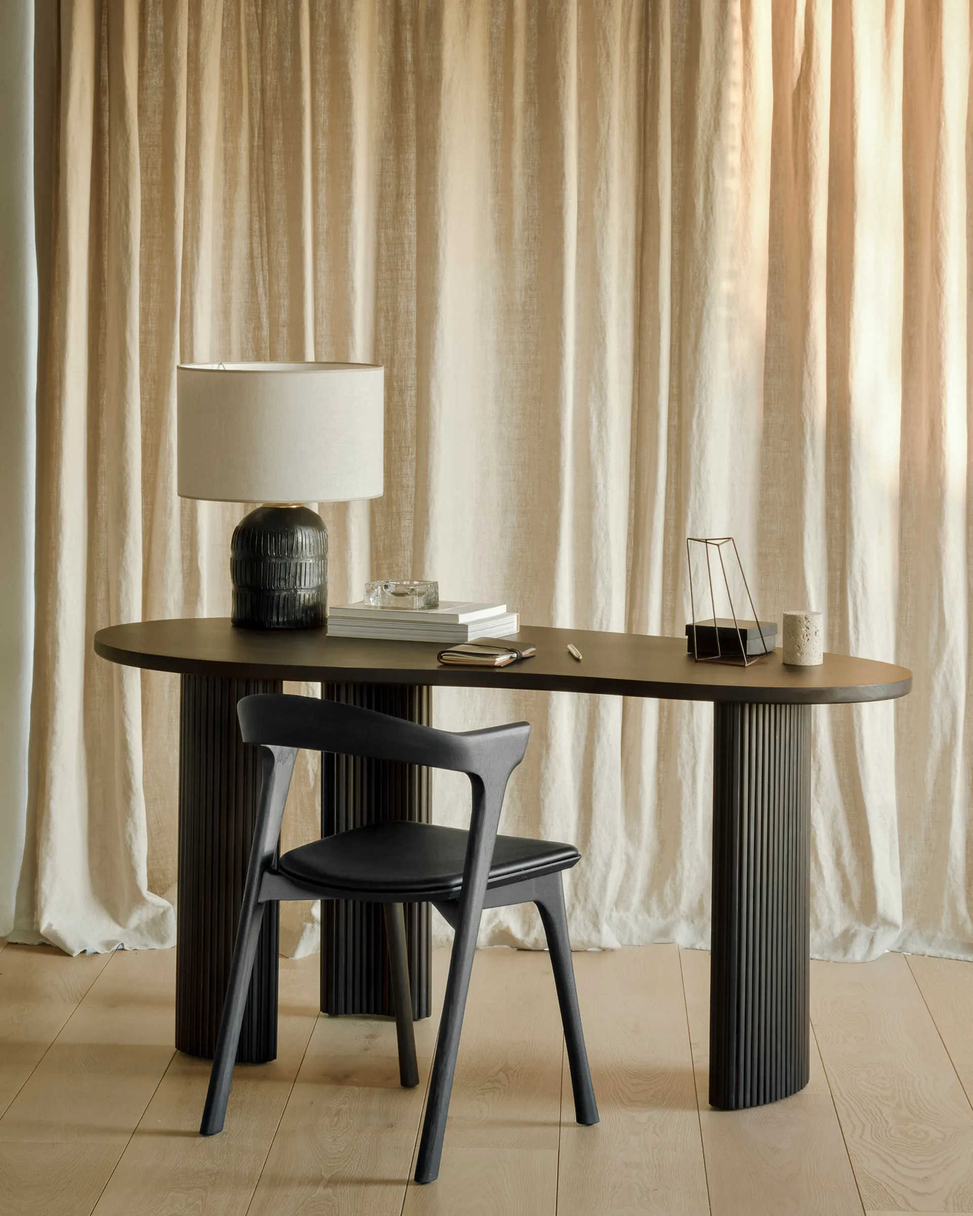 Boomerang skrivebord 160 x 83 x 76 cm, Mørkebrunbeiset mahogny Ethnicraft