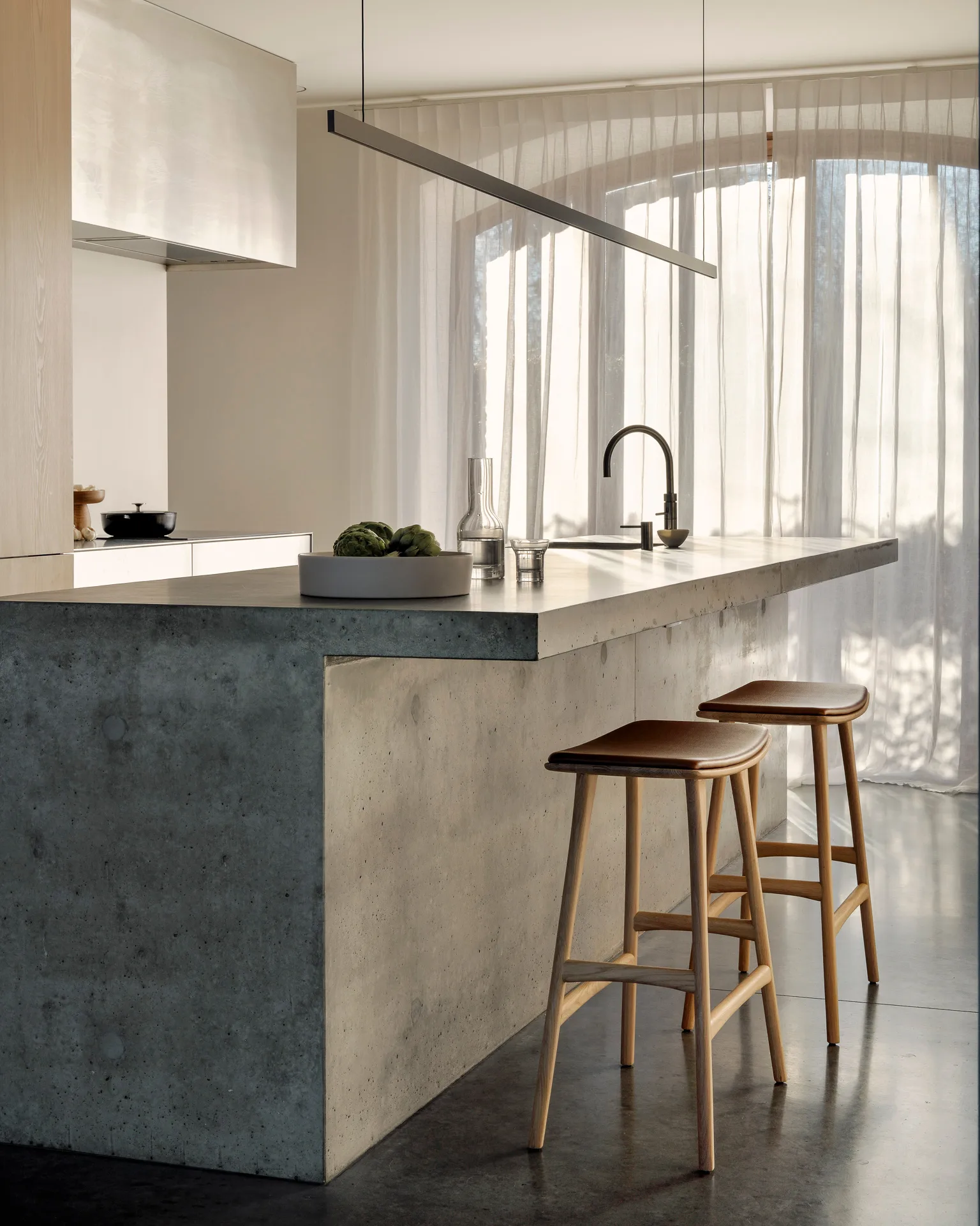 Osso Counter høy krakk 67 cm, Lakkert eik Ethnicraft