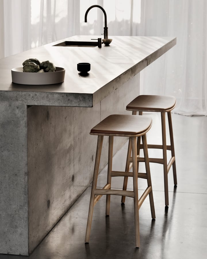 Osso Counter høy krakk 67 cm, Lakkert eik Ethnicraft
