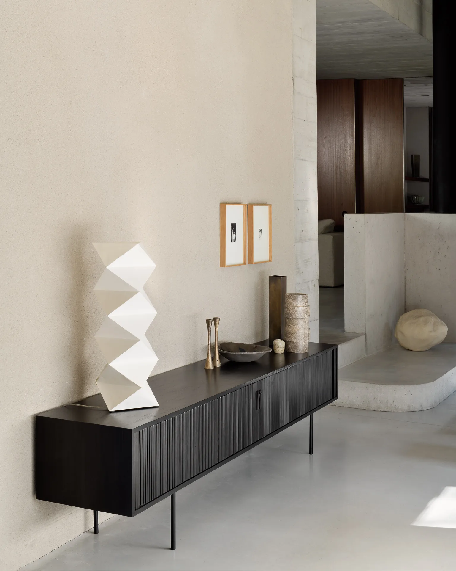 Roller Max TV-benk, Lakkert teak – svart – 2 dører Ethnicraft