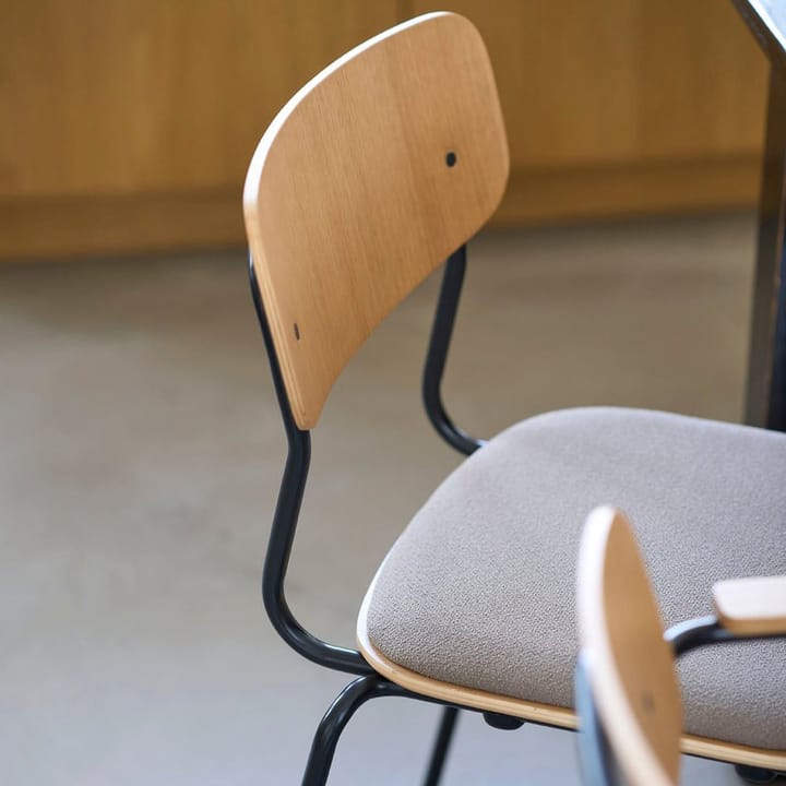 J182 Holmen stol, Oak finer-svarte ben-taupe FDB Møbler