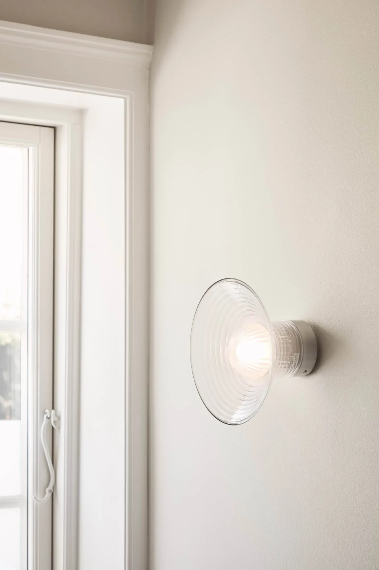 U12 Sletterhage vegglampe, Aluminium–opalglass, fast installasjon FDB Møbler