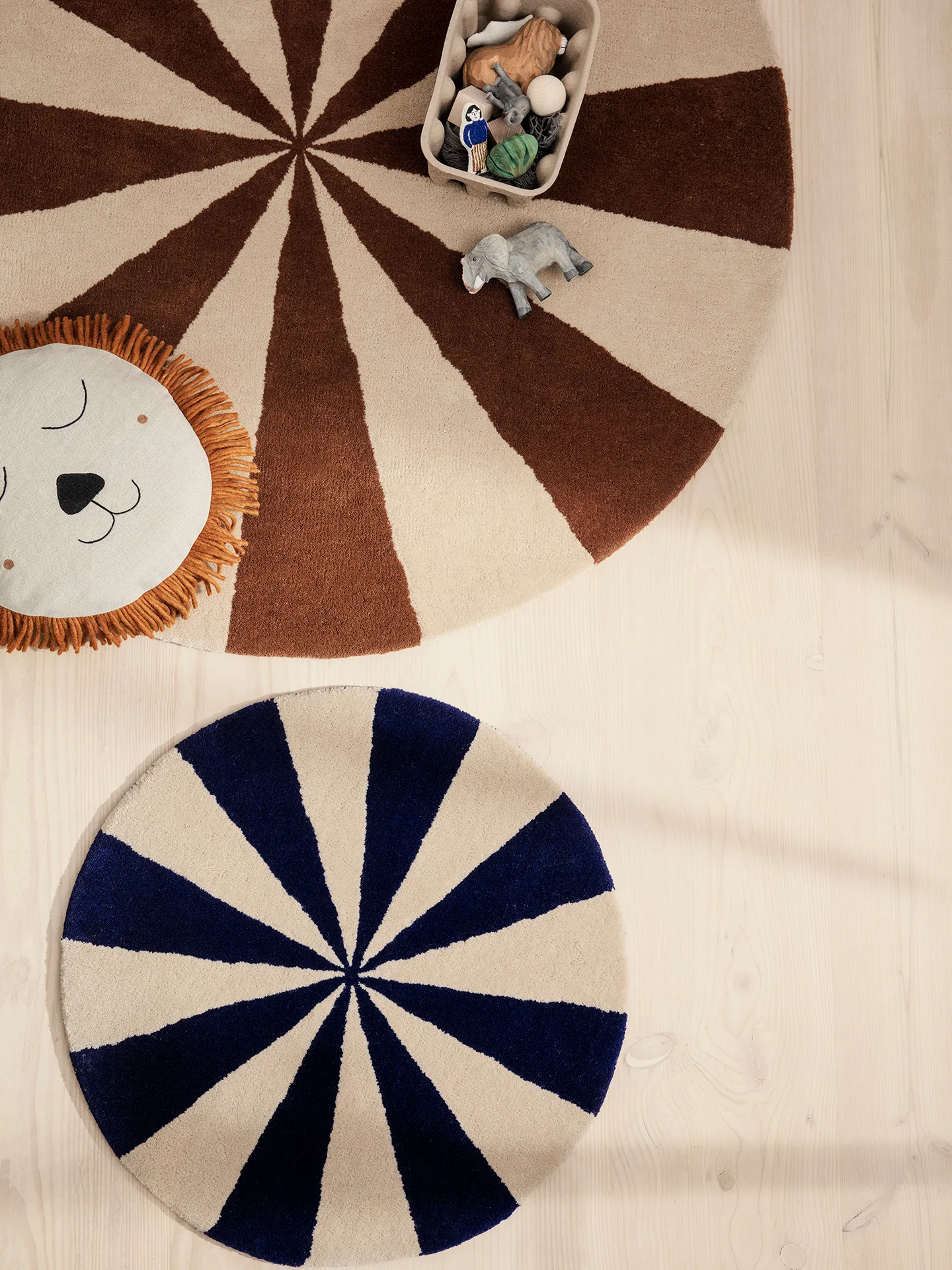 Arch håndtuftet teppe Ø 70 cm, Bright blue-Off-white Ferm Living