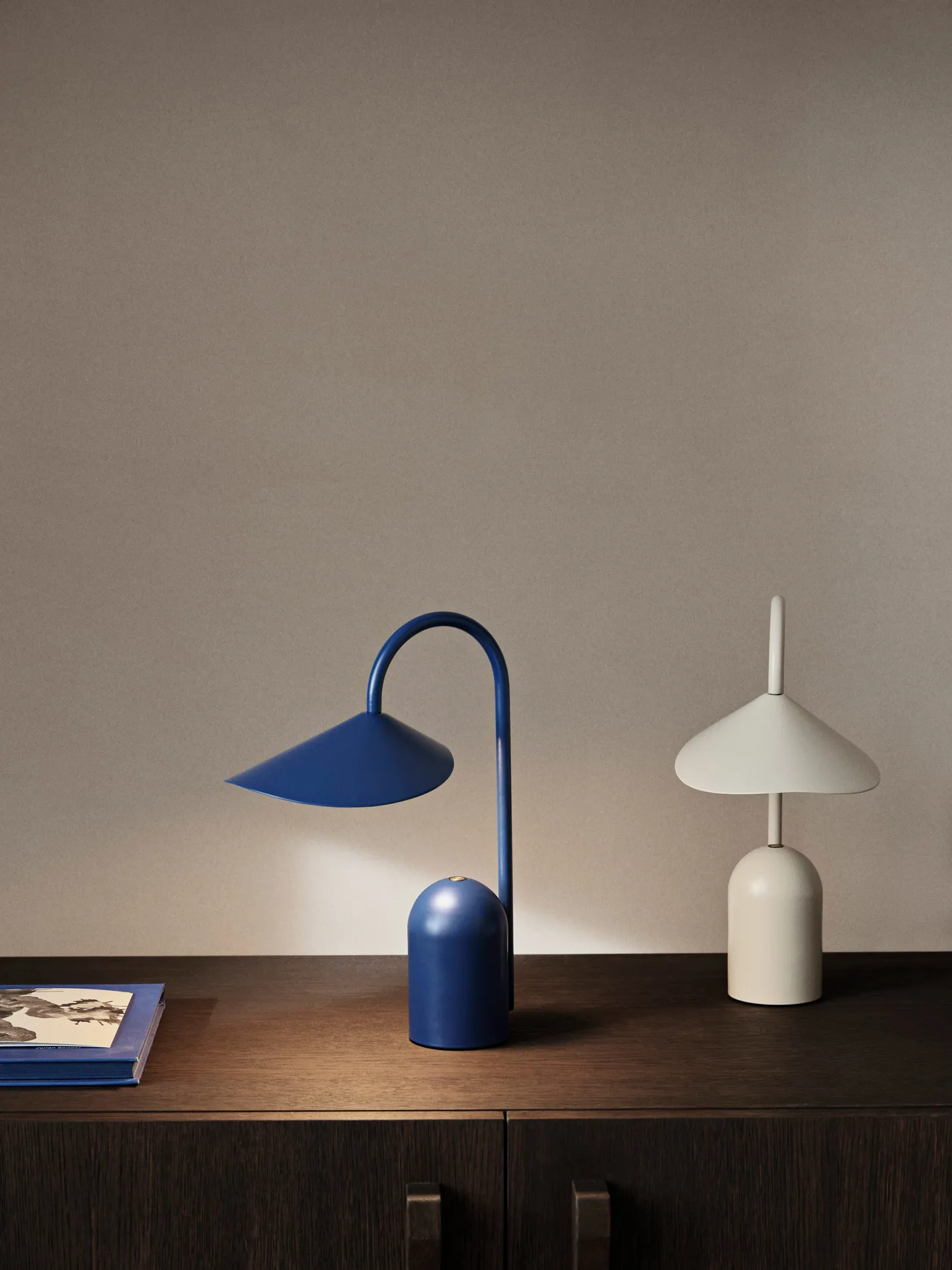 Arum bærbar lampe, Bright Blue Ferm Living