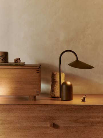 Arum bærbar lampe - Dark Chocolate - Ferm Living