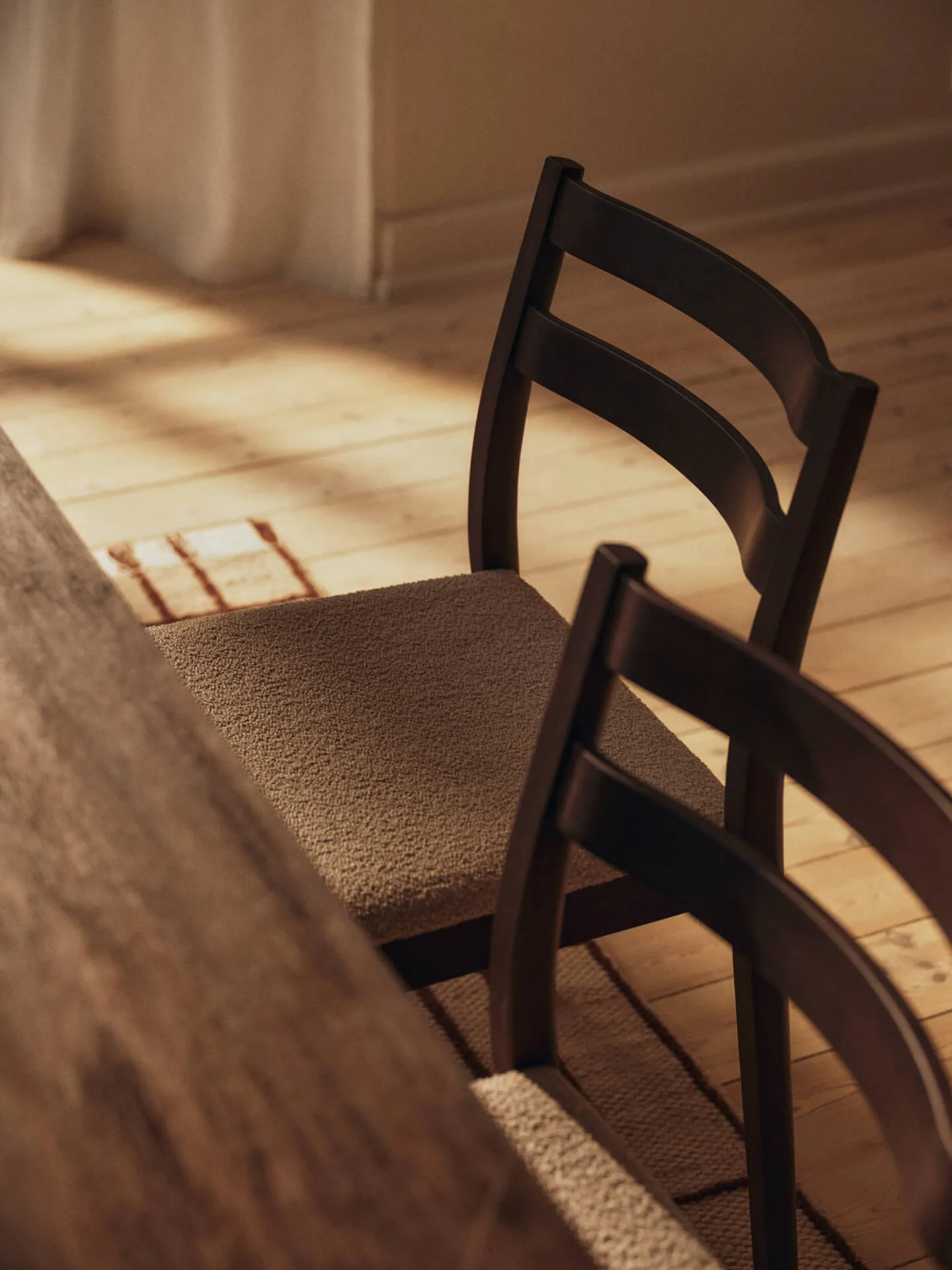 Boda stol, Polstret sete soft bouclé, mørkbeiset bøk-natural Ferm Living