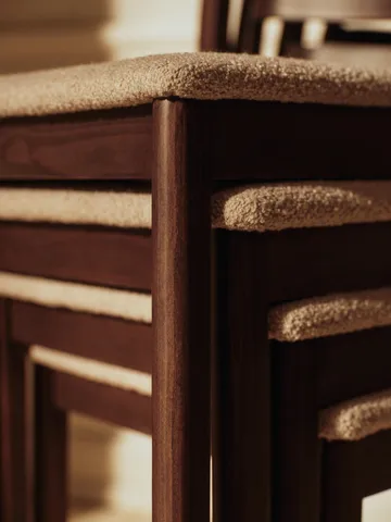 Boda stol - Polstret sete soft bouclé, mørkbeiset bøk-natural - Ferm Living