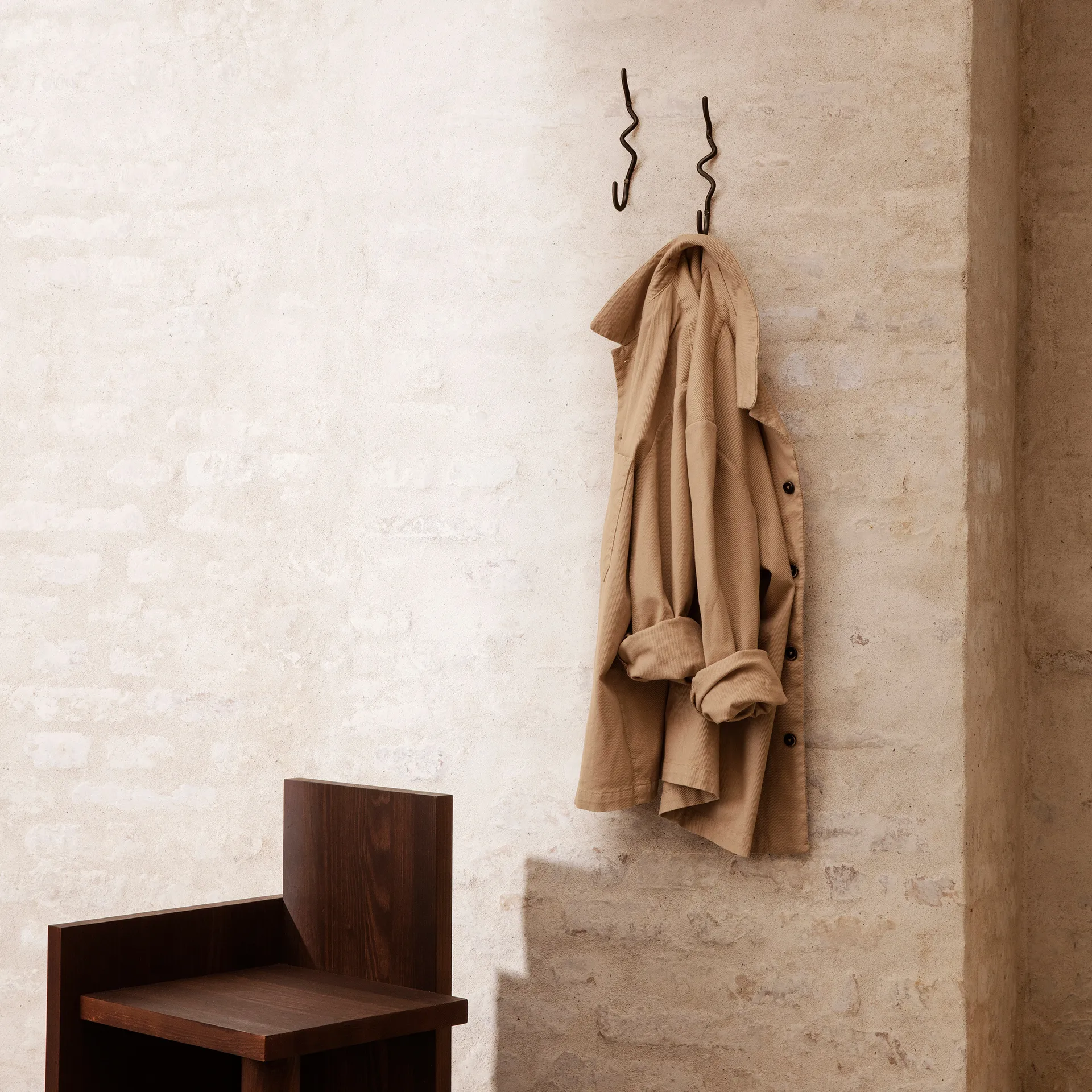 Curvature knagg enkel, Svart messing Ferm Living