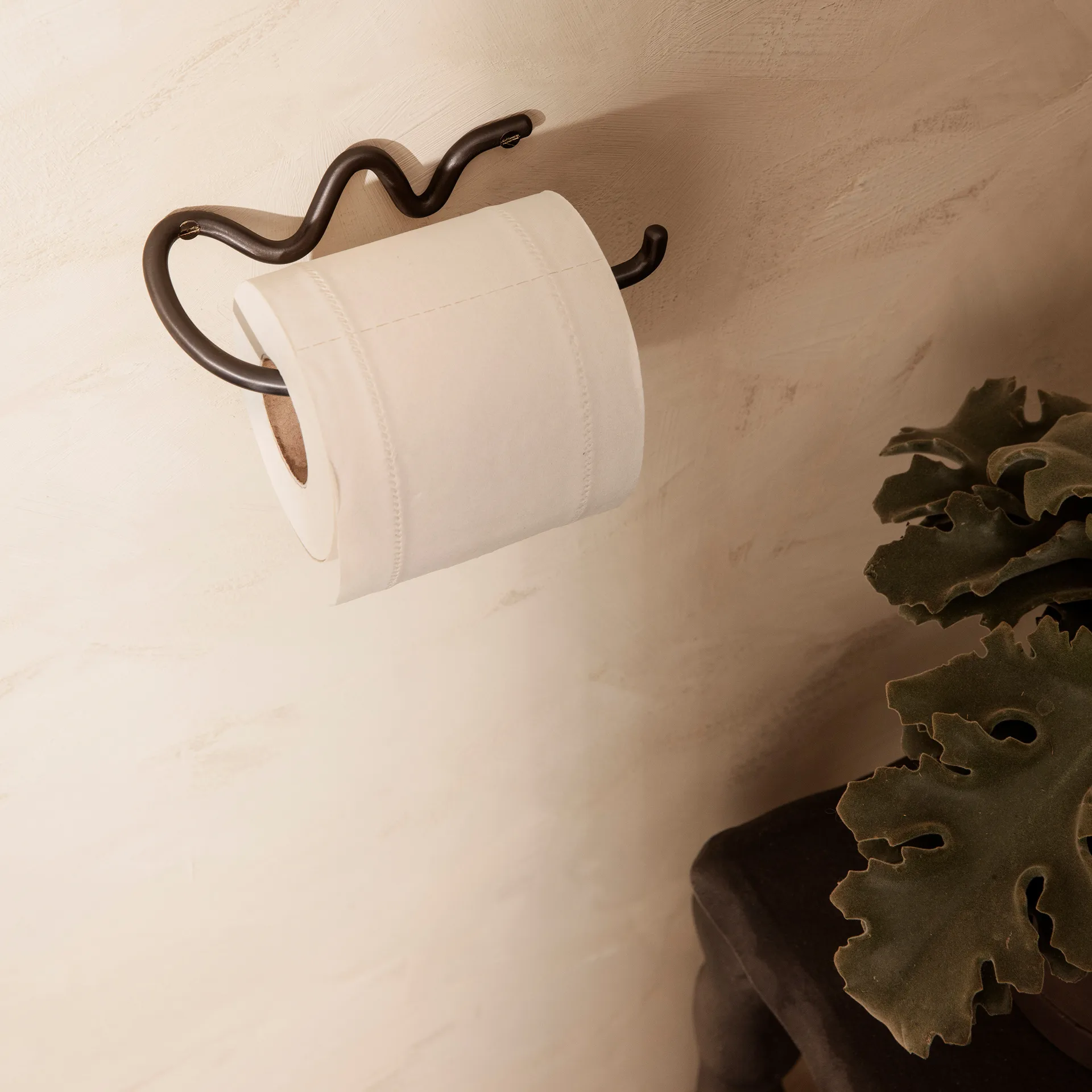 Curvature toalettpapirholder, Svart messing Ferm Living