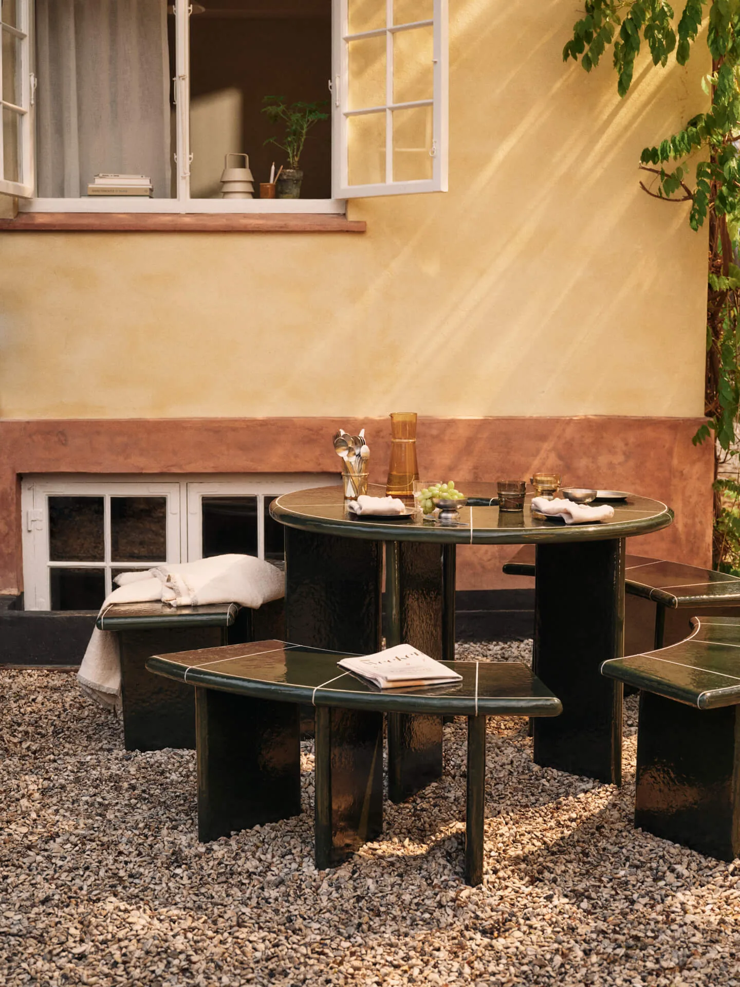 Deya Curved sittebenk, Dark green, 110x40x45,5 cm Ferm Living