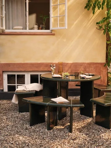 Deya Curved sittebenk - Dark green, 110x40x45,5 cm - Ferm Living