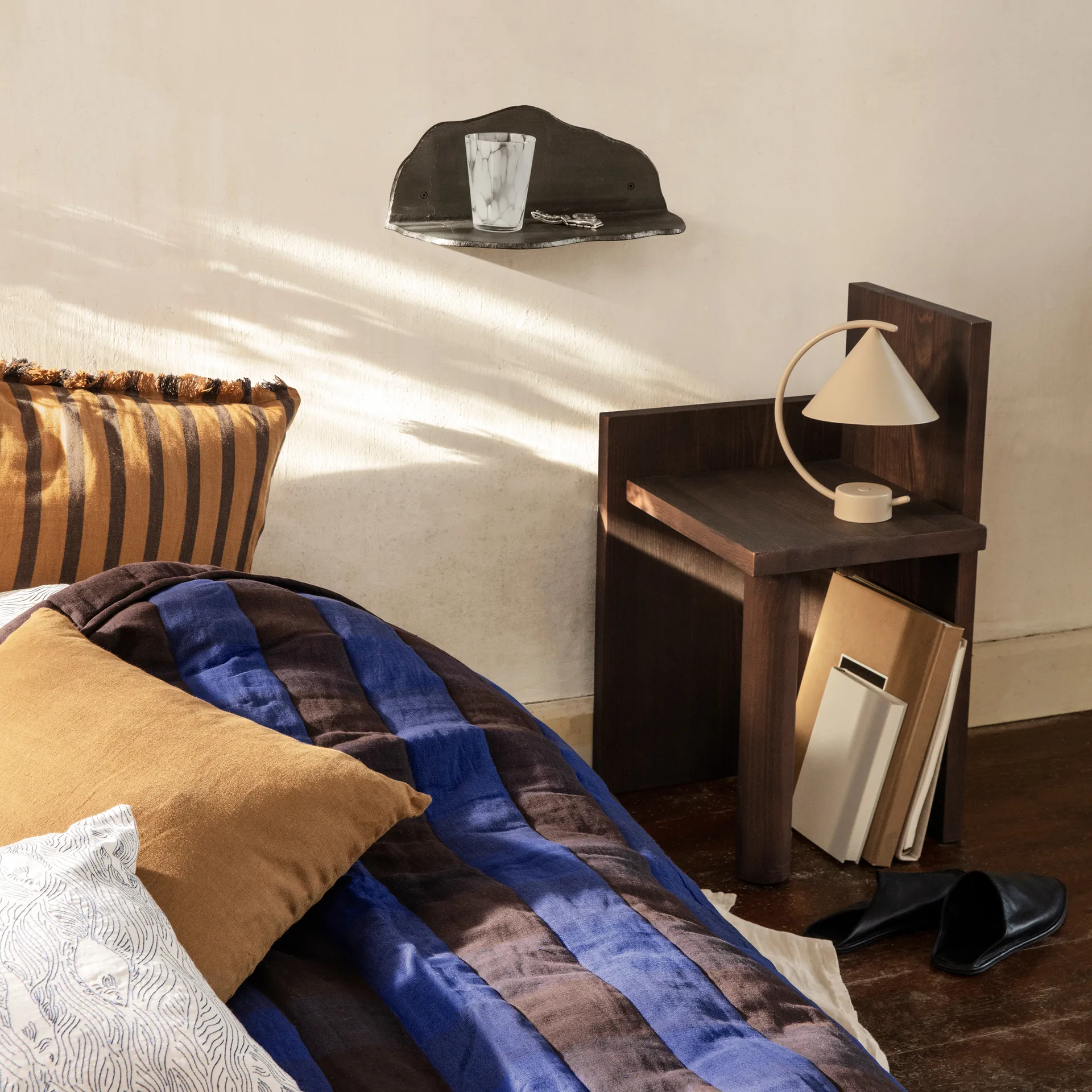 Fracture hylle, Svart aluminium Ferm Living