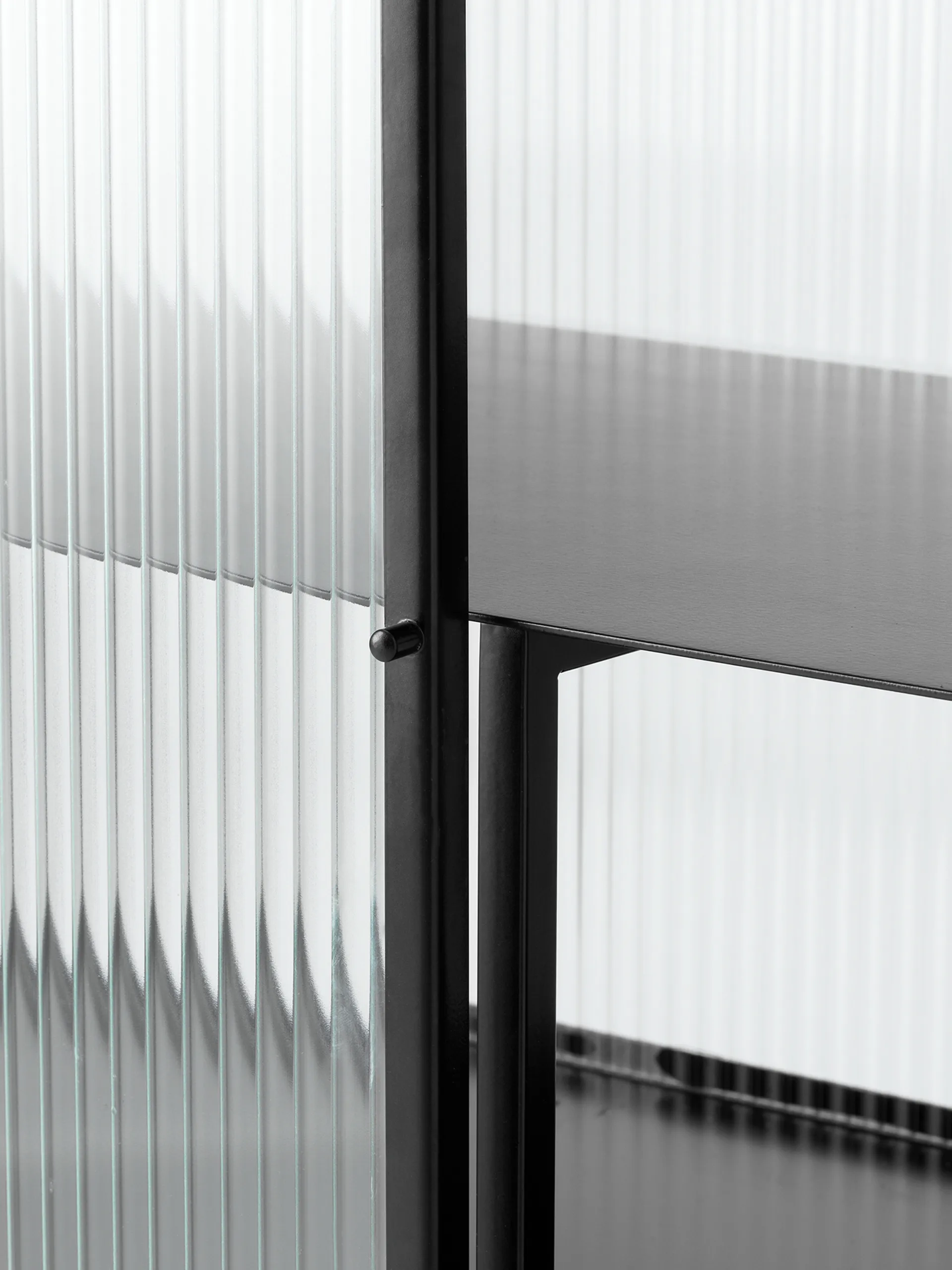 Haze sidebord, Svart-bølgete glass Ferm Living