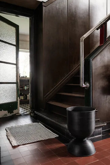 Hourglass krukke medium Ø40 cm - Svart-mørkegrå - Ferm Living