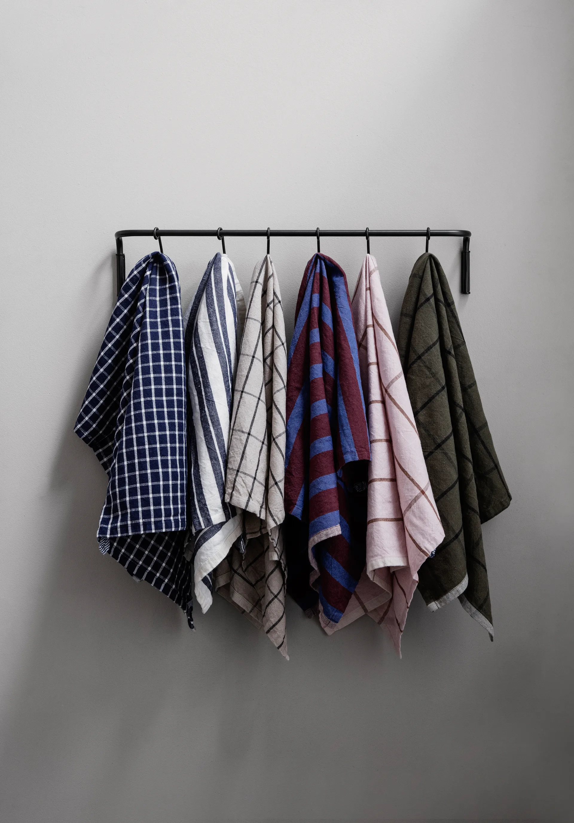 Kitchen kjøkkenstang med 6 kroker, Svart messing Ferm Living