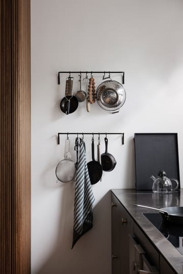 Kitchen kjøkkenstang med 6 kroker - Svart messing - Ferm Living