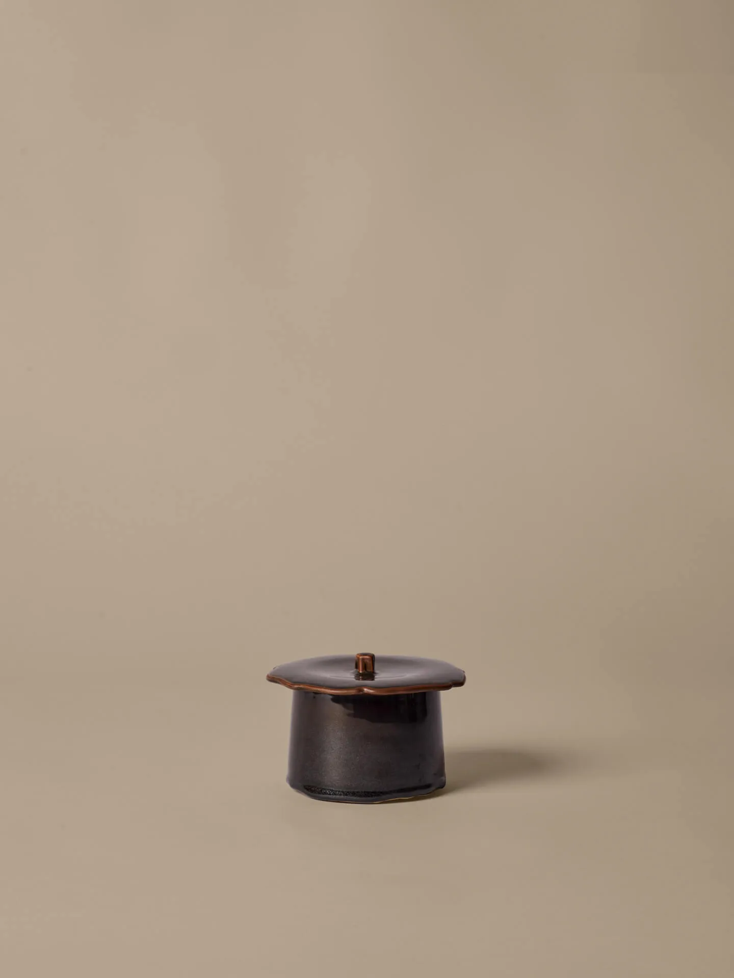 Marnen krukke med lokk, Carob brown, Ø11x9 cm Ferm Living
