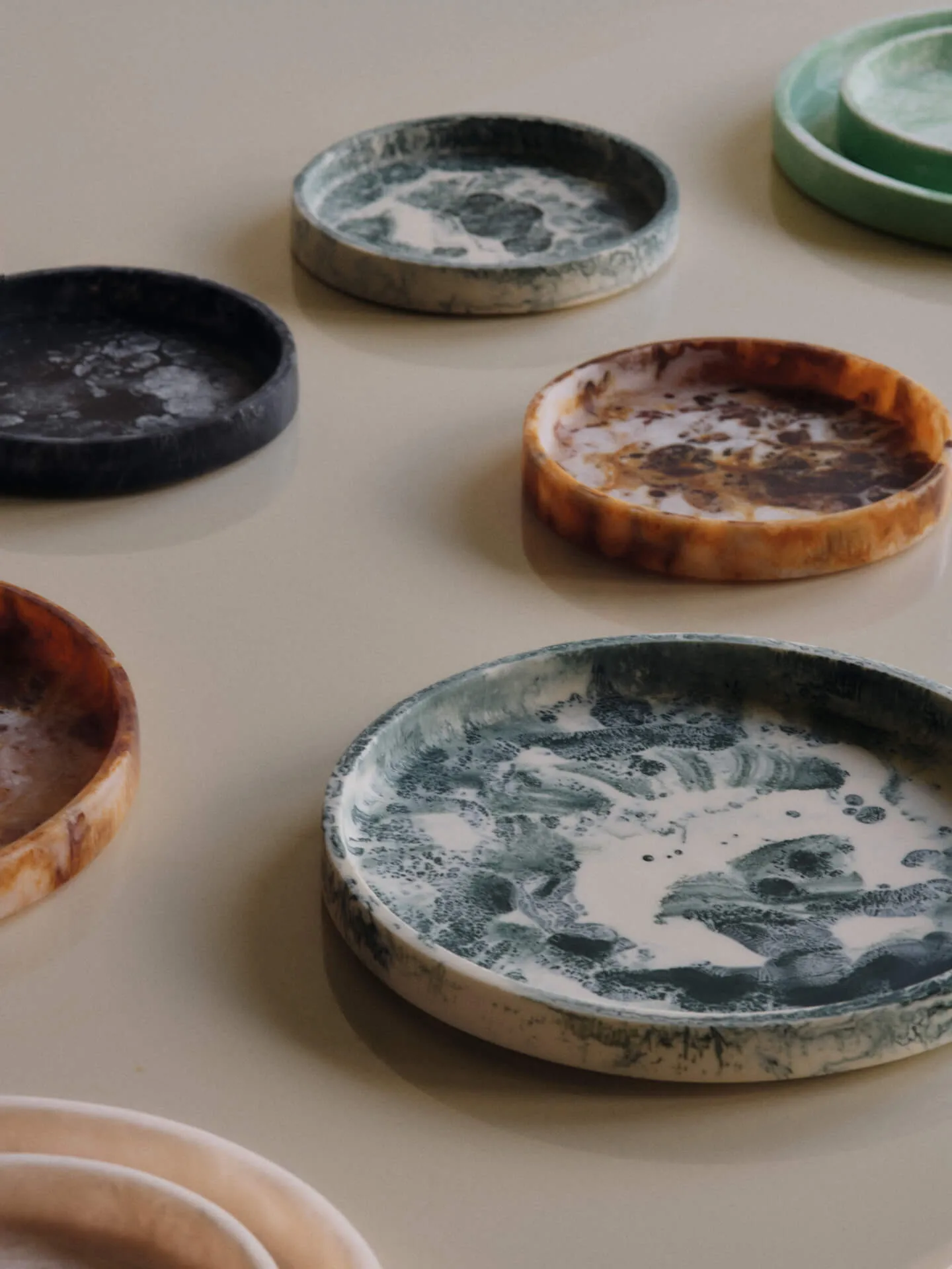 Mist dekorasjonsbrett Ø30 cm, Emerald-off-white Ferm Living