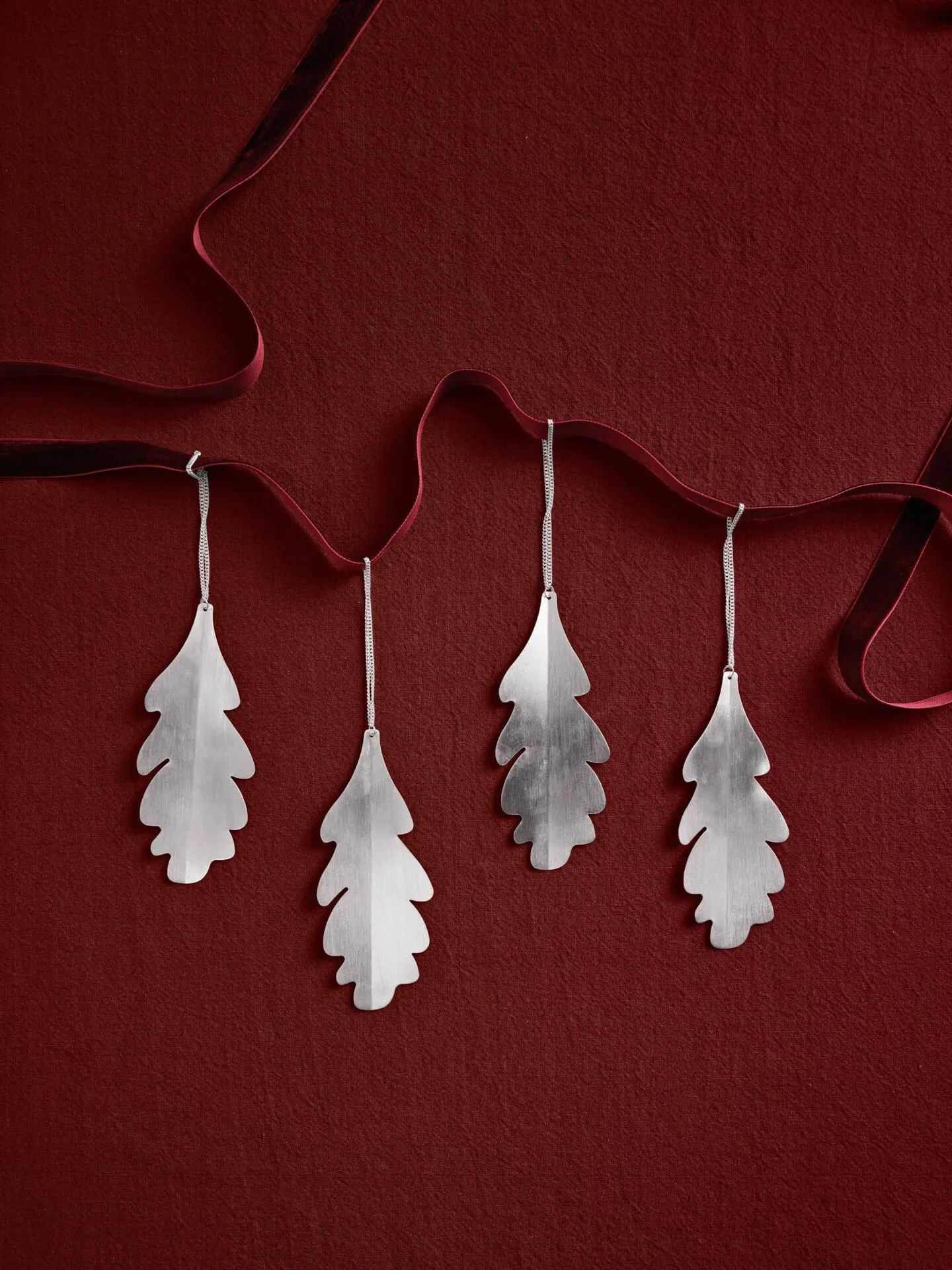 Oak leaf  dekorasjonsanheng 13,5 cm 4-pakning, Silver Ferm Living