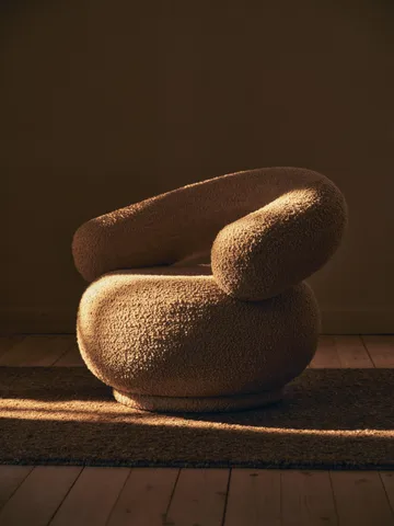 Orbo Lounge-stol - Raw bouclé - Natural - Ferm Living
