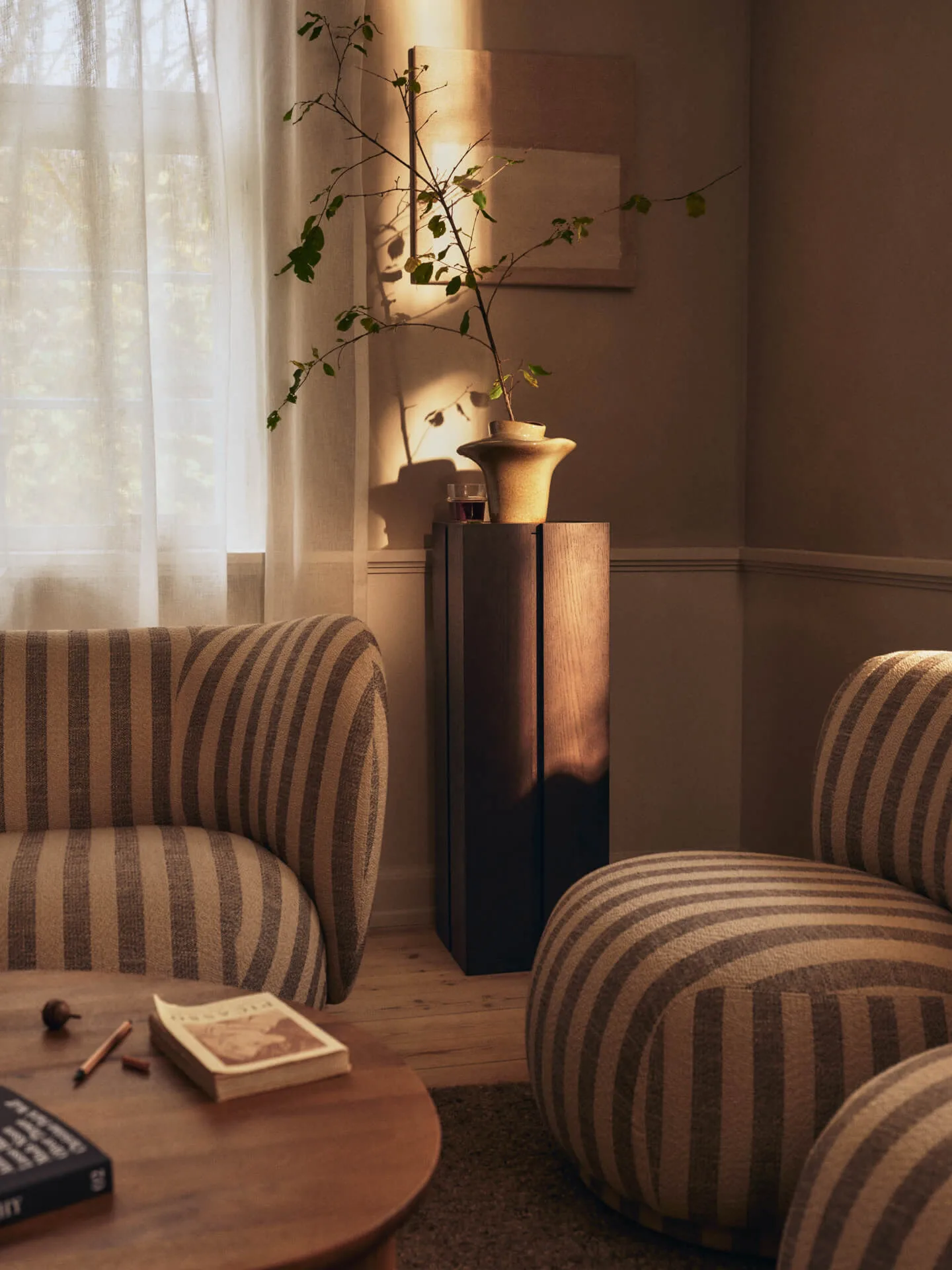 Parcel pidestall, Dark stained, 30x30x90 cm Ferm Living