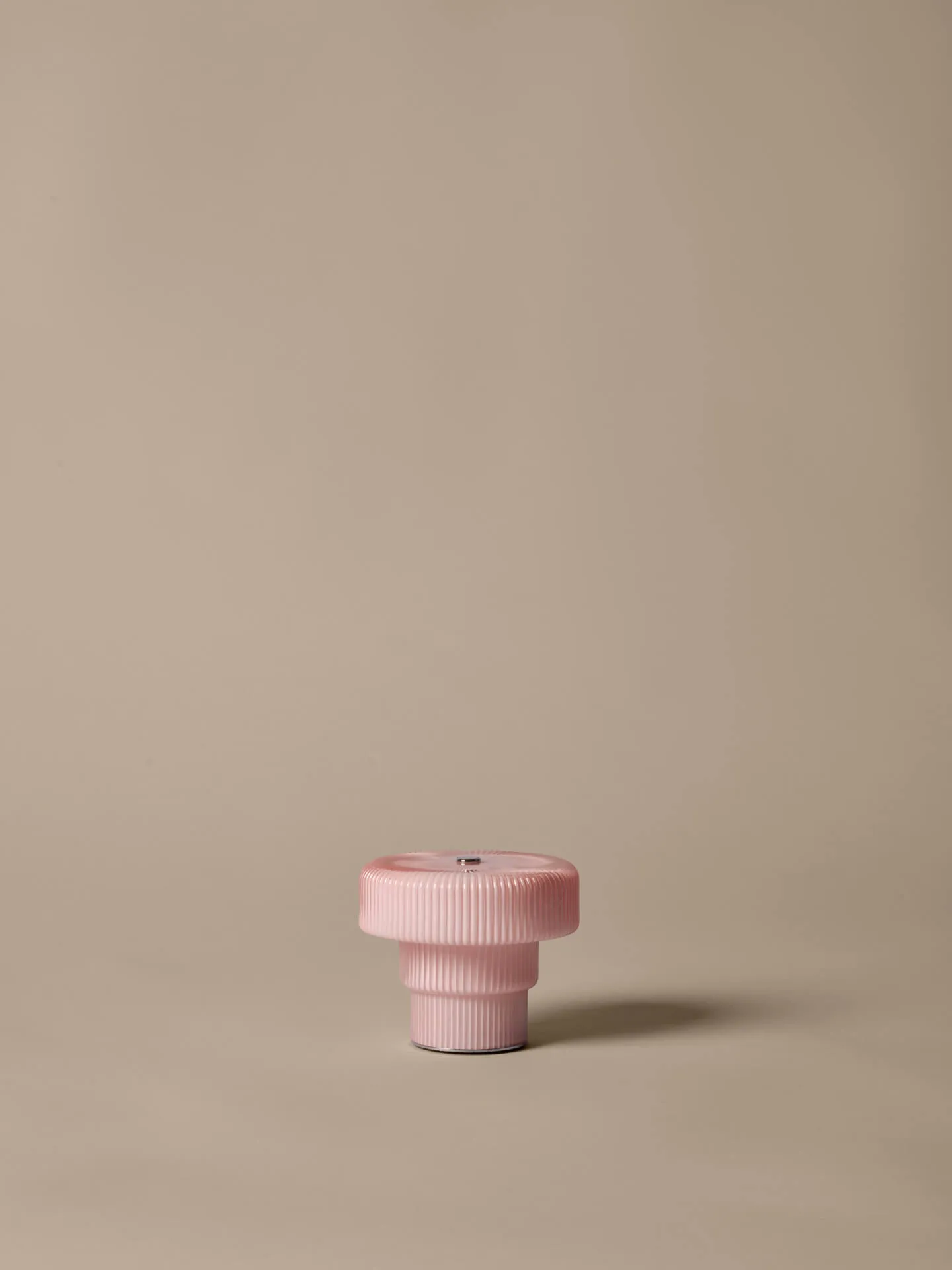 Ripple bærbar bordlampe, Pale rose, 10 cm Ferm Living