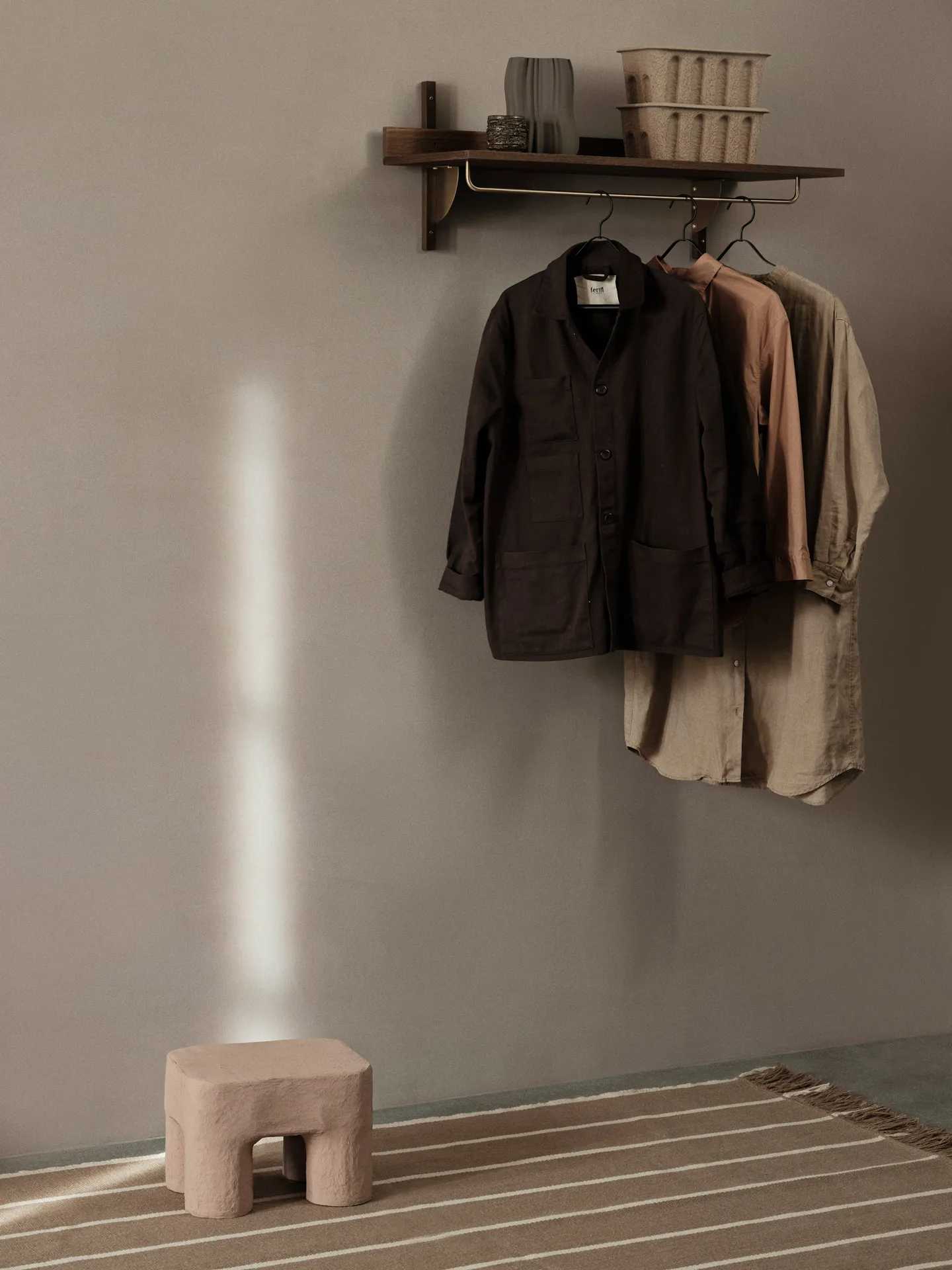 Sector hylle med stang 37 x 87 cm, Smoked Oak, brass Ferm Living