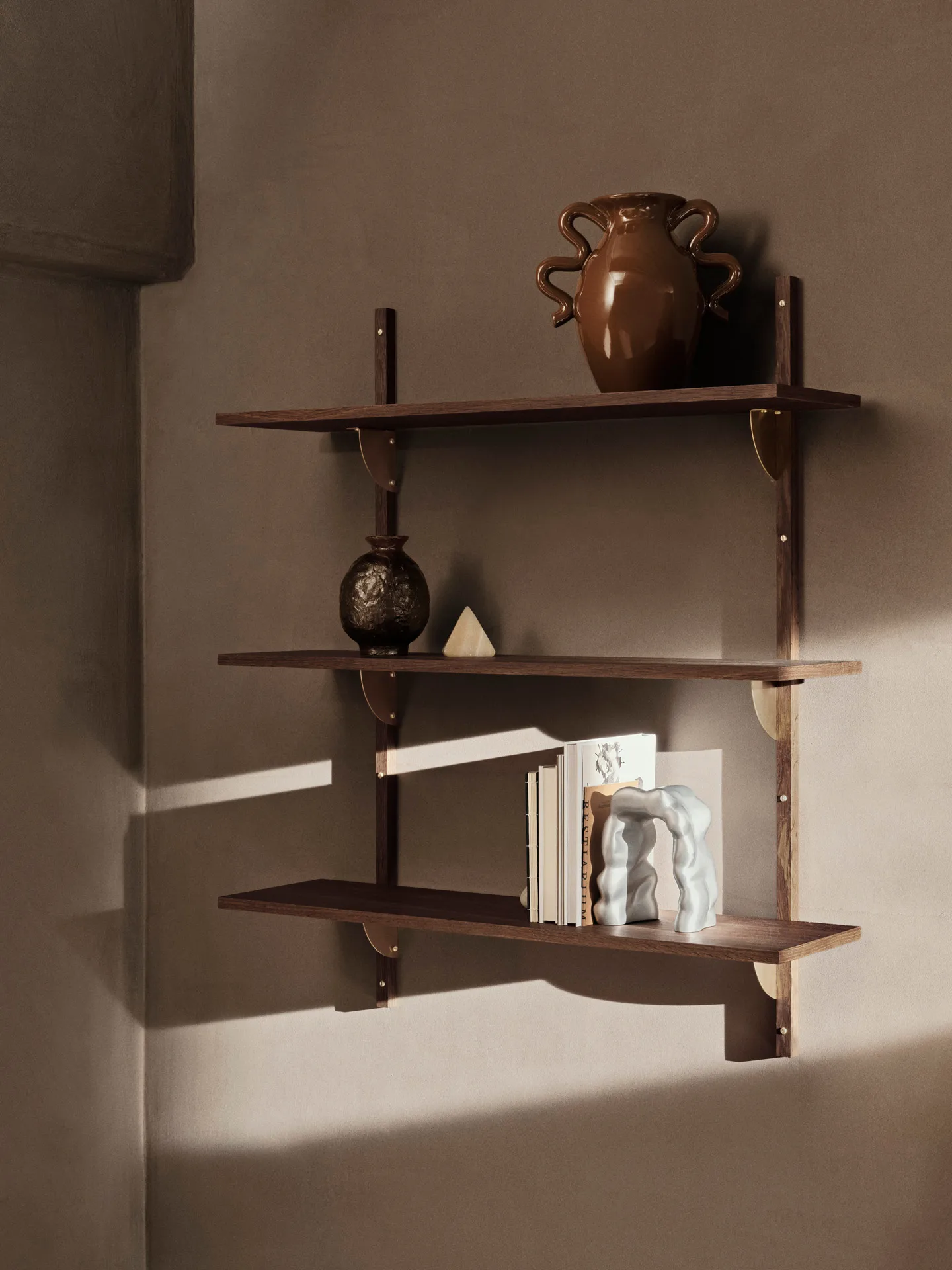 Sector hylle triple wide, Smoked Oak, brass Ferm Living
