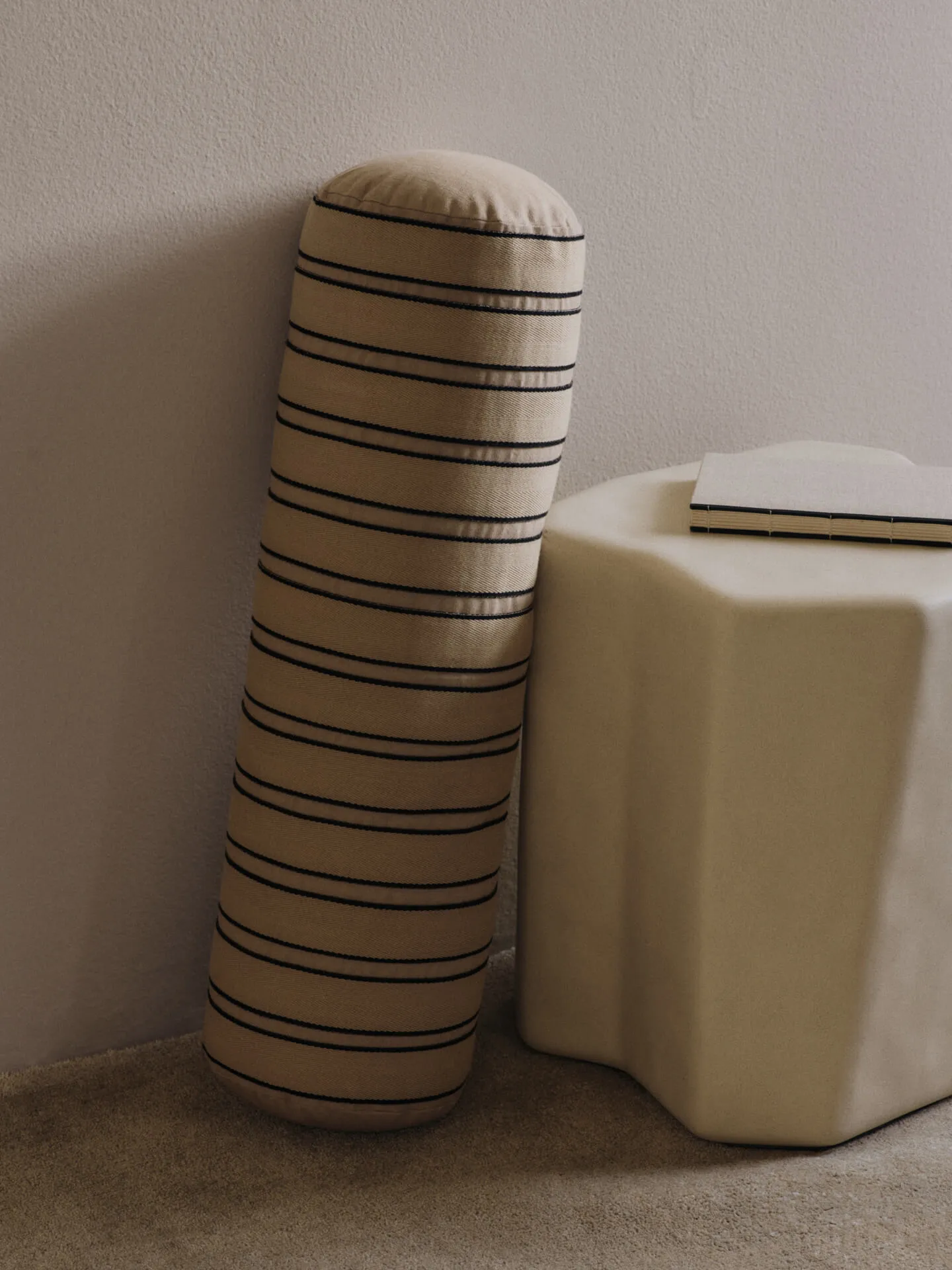 Twill bolster sylinderpute, Cashmere-black Ferm Living