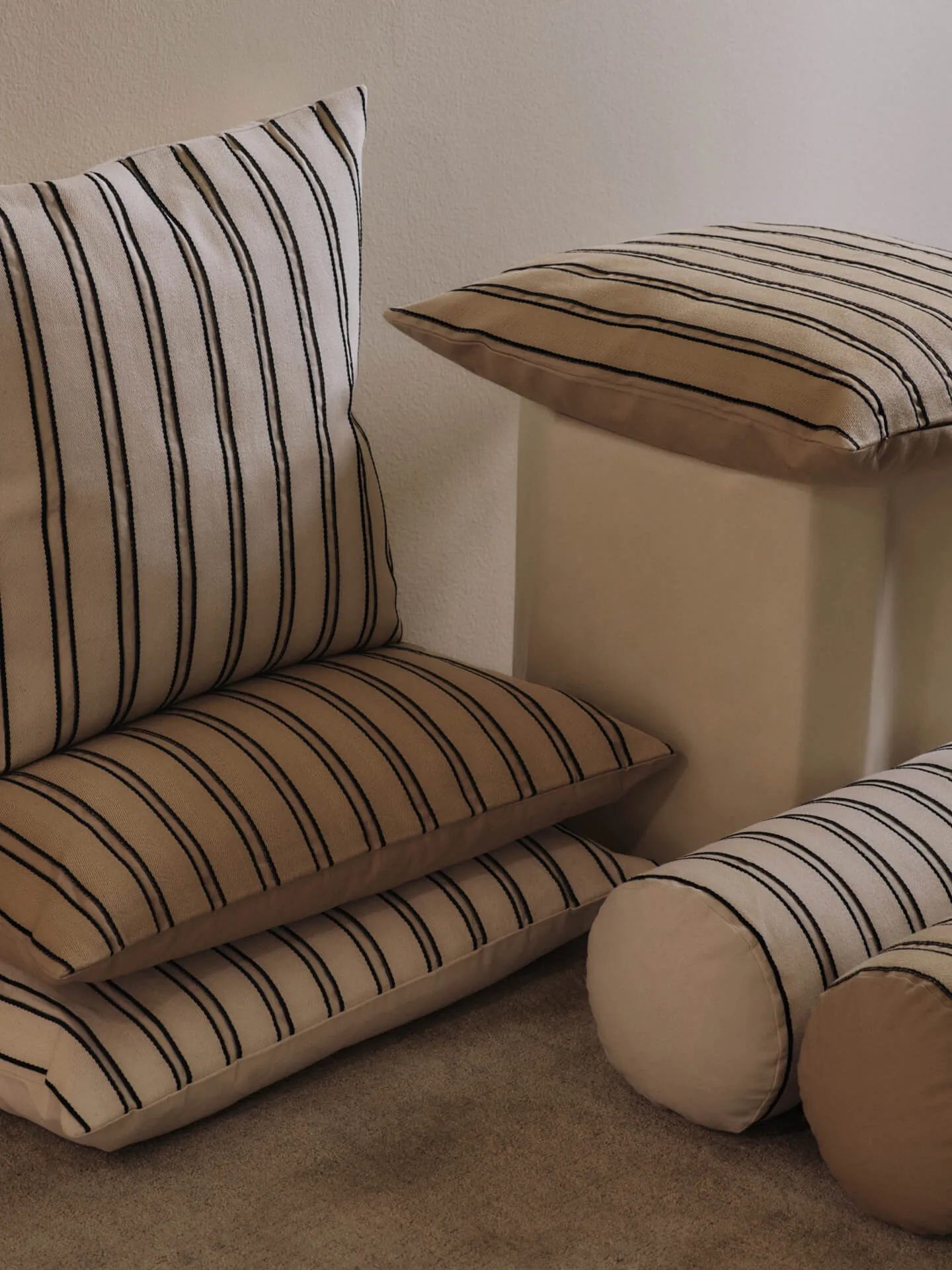 Twill bolster sylinderpute, Off-white-black Ferm Living
