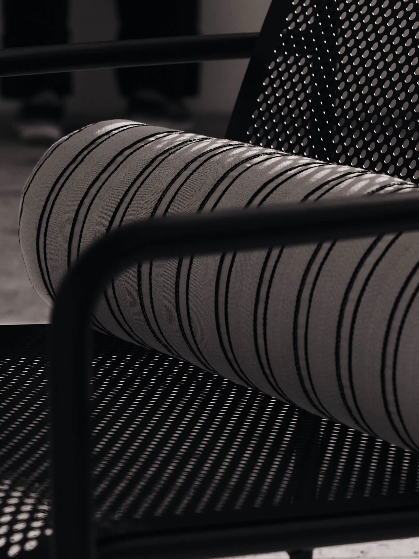 Twill bolster sylinderpute, Off-white-black Ferm Living