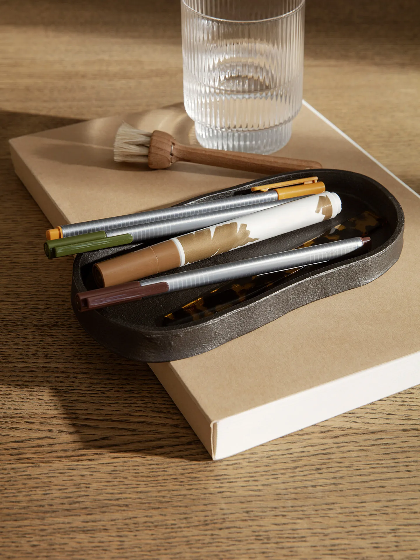 Yama brett oval 9,5 x 19 cm, Sotet aluminium Ferm Living